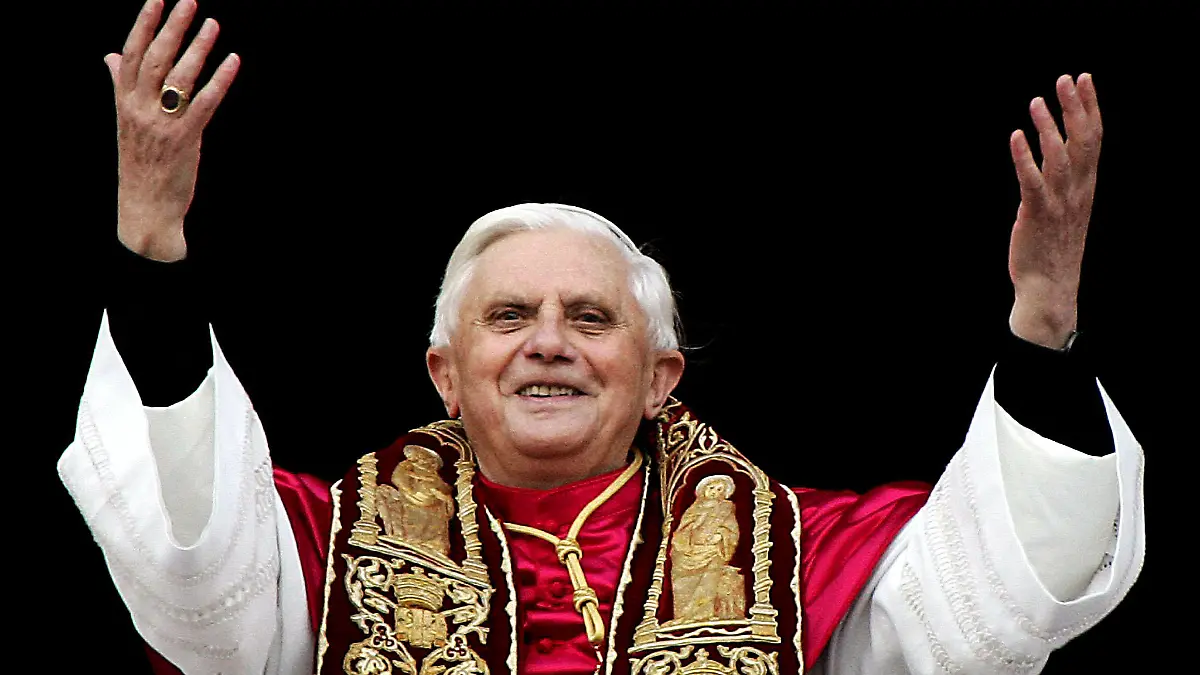 ARCHIV - Der neugewählte Papst Benedikt XVI grüßt die Gläubigen vom Balkon des Petersdoms im Vatikan (Archivfoto vom 19.04.2005). Papst Benedikt XVI. gibt Pontifikat am 28. Februar auf. Foto: Claudio Onoratio dpa +++(c) dpa - Bildfunk+++