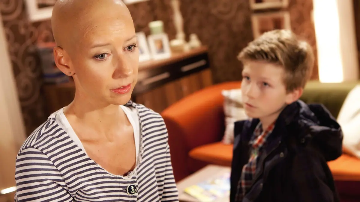 Ute (Isabell Hertel) gerät in Erklärungsnot, als Conor (Finn Arriens) sie ohne Perücke sieht. Wird sie ihm nun von ihrer Krebserkrankung erzählen?