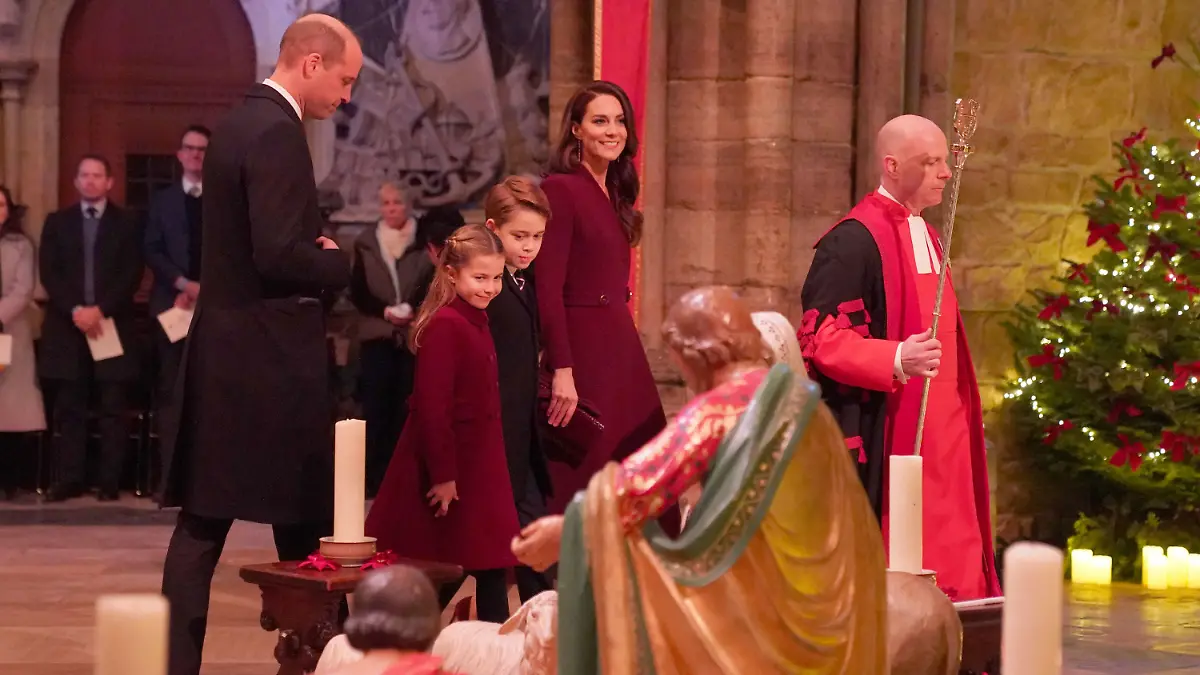 15.12.2022, Großbritannien, London: William (l-r), Prinz von Wales, mit seinen Kindern Prinzessin Charlotte und Prinz George und Ehefrau Kate, Prinzessin von Wales, bei der Ankunft zum Weihnachtsgottesdienst «Together at Christmas» in der Westminster Abbey. Foto: Kirsty O'connor/PA Wire/dpa +++ dpa-Bildfunk +++