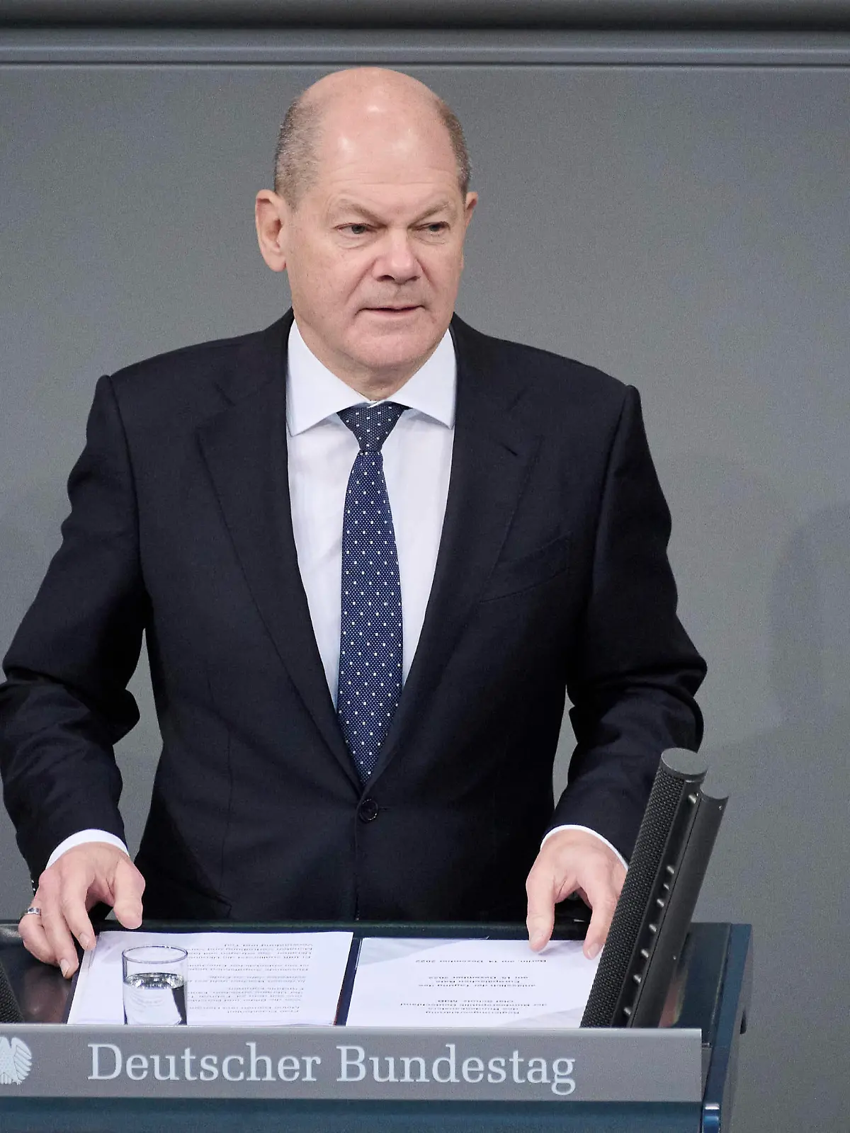  Berlin, Regierungserklärung Olaf Scholz im Bundestag in Berlin Olaf Scholz Bundeskanzler, SPD gibt am 14.12.2022 während der Sitzung des Deutschen Bundestags eine Regierungserklärung zum EU-Rat sowie zum EU-Asean-Gipfel ab. Berlin Bundestag Berlin Deutschland *** Berlin, government statement Olaf Scholz in the Bundestag in Berlin Olaf Scholz Chancellor, SPD delivers a government statement on the EU Council as well as the EU Asean Summit on 14 12 2022 during the session of the German Bundestag Berlin Bundestag Berlin Germany