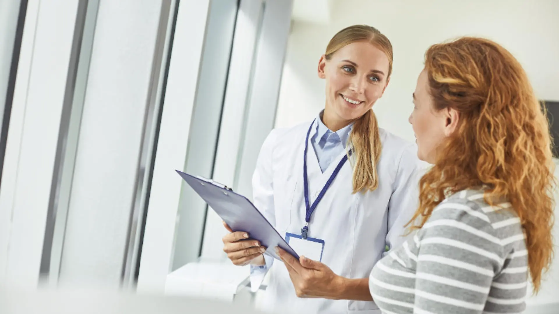 Patientin wird von Ärztin empfangen