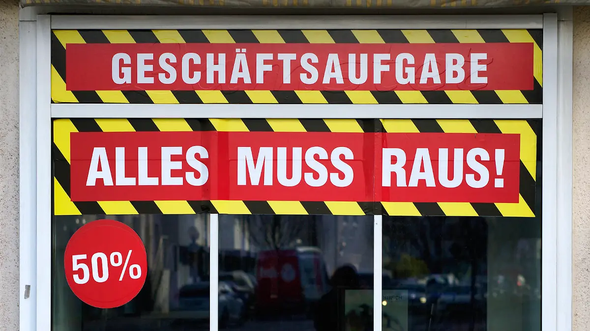  Geschäftsaufgabe, Rabattschlacht, Corona-Krise, Stuttgart, Baden-Württemberg, Deutschland Einzelhandel *** Going out of business, discount battle, Corona crisis, Stuttgart, Baden Württemberg, Germany retail trade