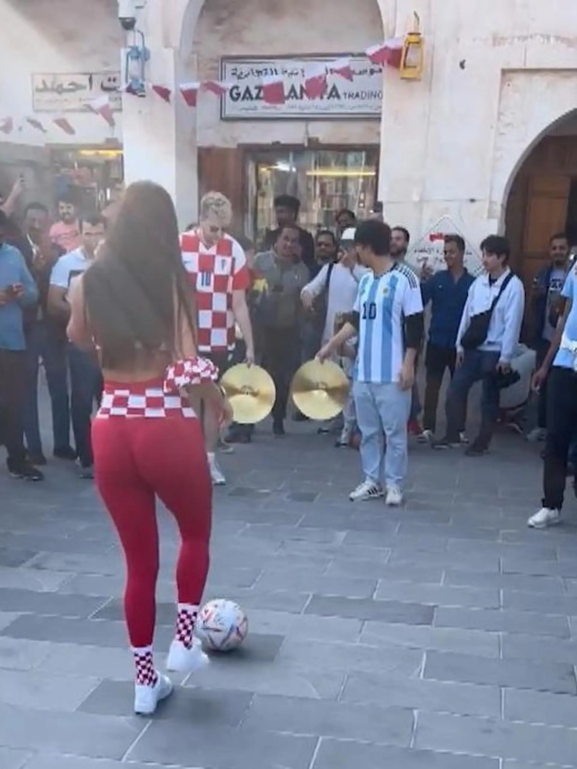 Knapp bekleidet zieht sie die Aufmerksam auf sich: Ivana Knöll, die ehemalige „Miss Kroatien“, feiert ihr Team mit allem, was sie hat! Vor dem Halbfinalspiel gegen Argentinien hat sie sich unter die Fans gemischt. Ihren Auftritt zeigen wir im Video.