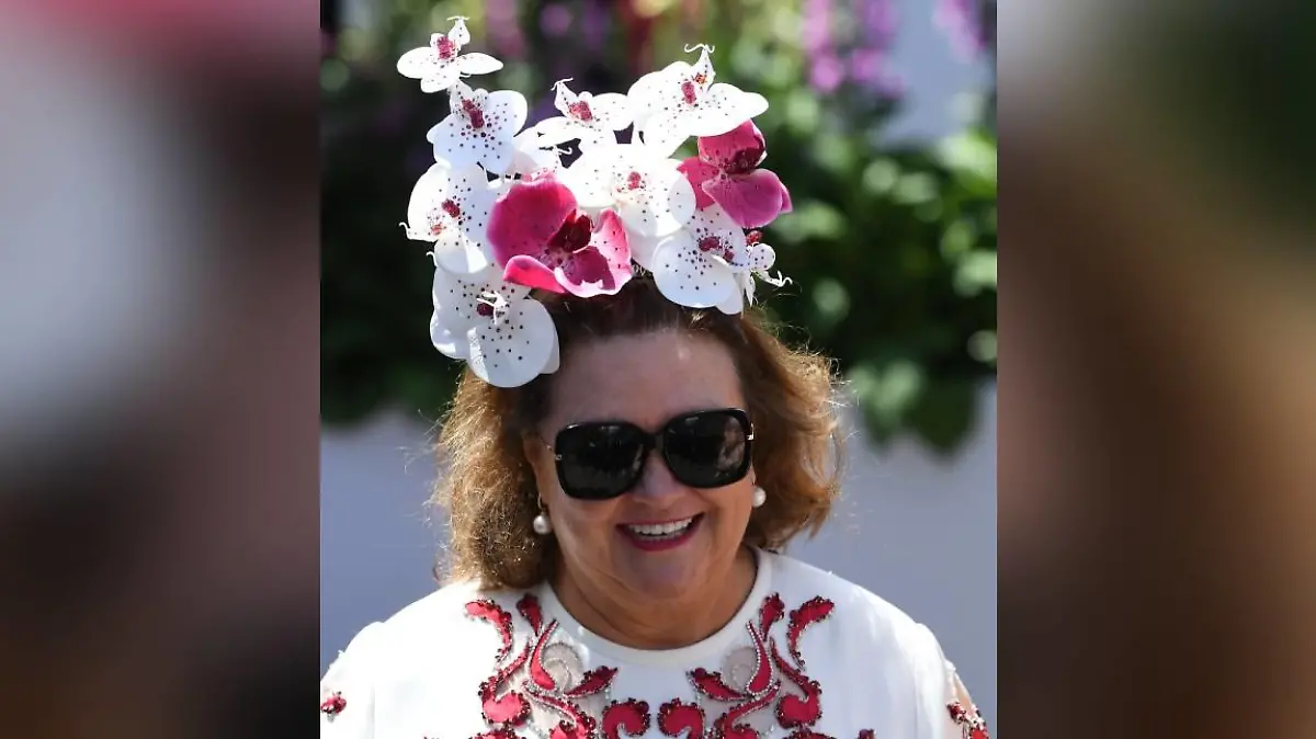 Gina Rinehart mit Blumenschmuck auf dem Kopf