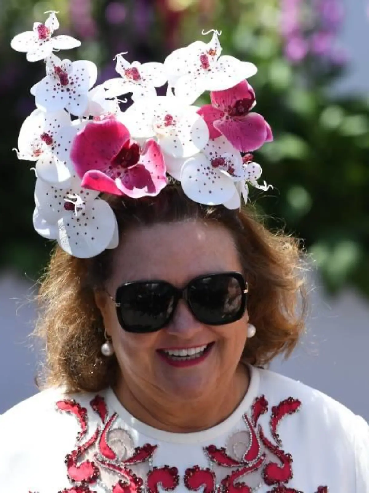 Gina Rinehart mit Blumenschmuck auf dem Kopf