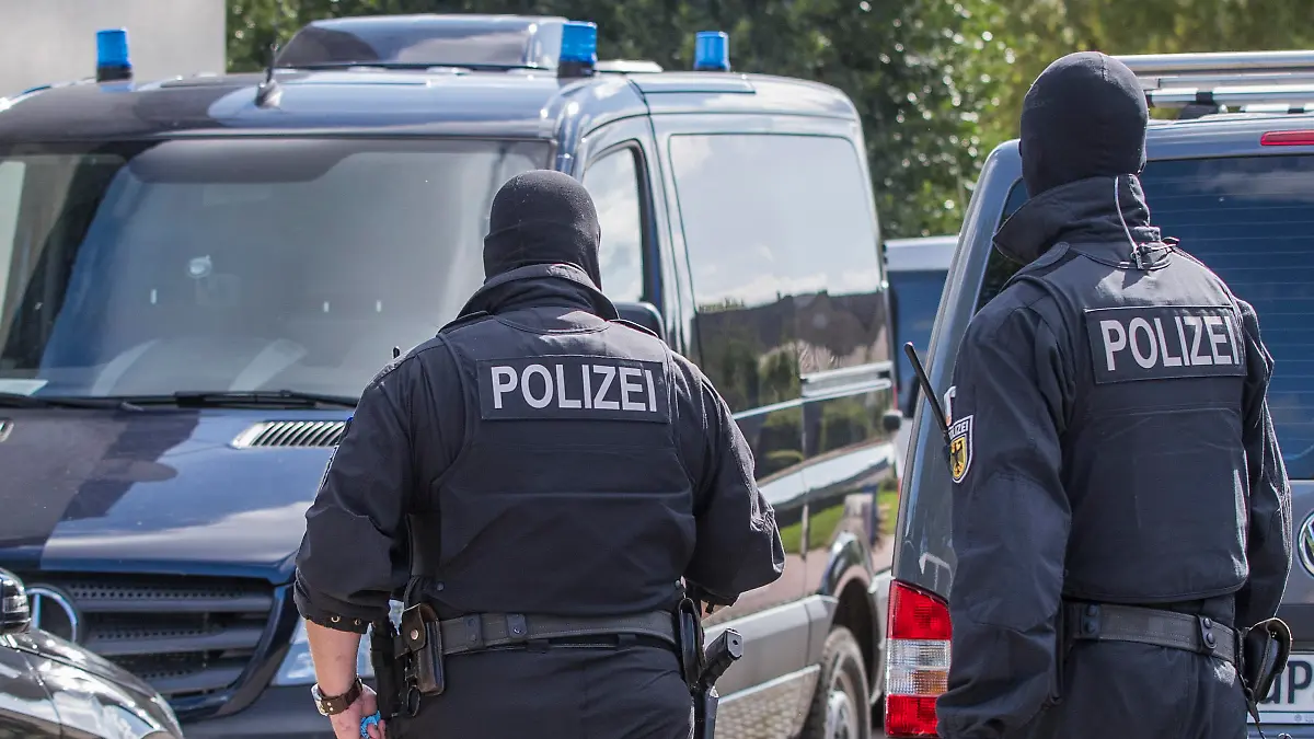 Polizisten einer Spezialeinheit gehen am 28.08.2017 auf ein Grundstück in Banzkow (Mecklenburg-Vorpommern). Beamte des BKA und der Bundespolizei durchsuchen Wohnungen und Geschäftsräume in mehreren Orten in Mecklenburg-Vorpommern. Es besteht der Verdacht der Vorbereitung einer staatsgefährdenden Gewalttat. (zu dpa «Anti-Terror-Razzia in Mecklenburg-Vorpommern - Anschläge auf Linke?» vom 28.08.2017) Foto: Jens Büttner/dpa-Zentralbild/dpa ++