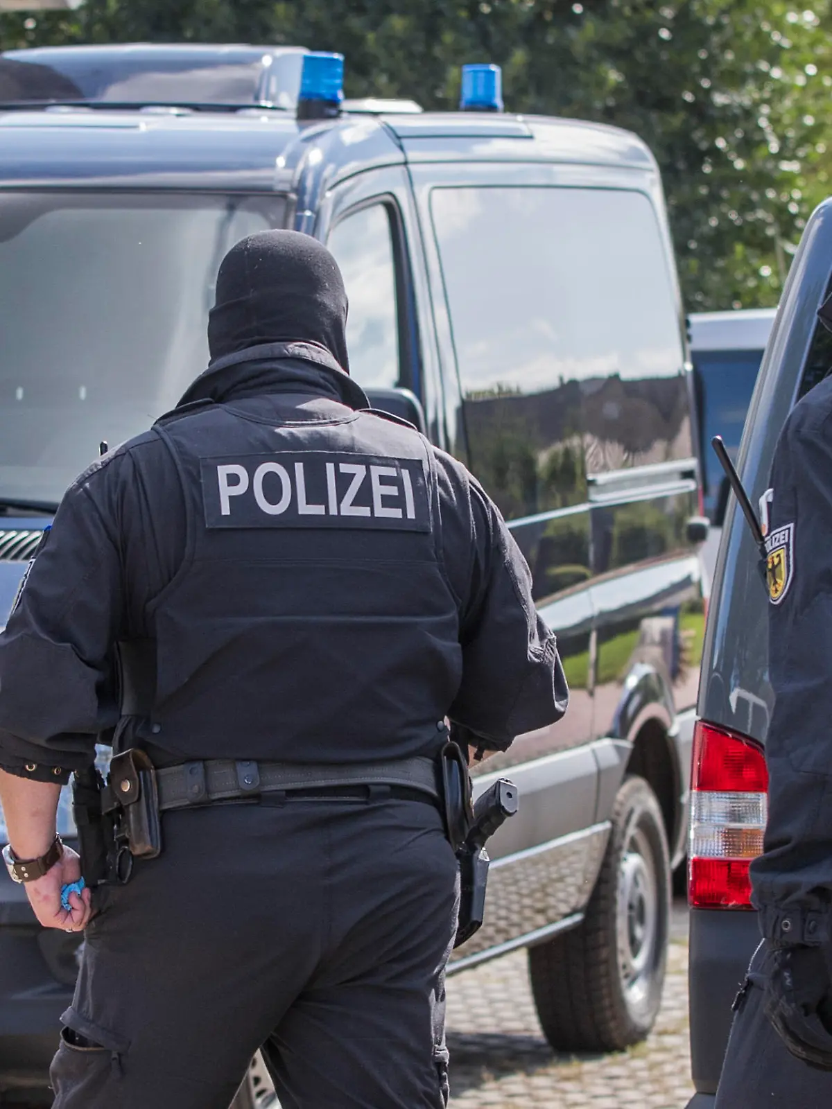 Polizisten einer Spezialeinheit gehen am 28.08.2017 auf ein Grundstück in Banzkow (Mecklenburg-Vorpommern). Beamte des BKA und der Bundespolizei durchsuchen Wohnungen und Geschäftsräume in mehreren Orten in Mecklenburg-Vorpommern. Es besteht der Verdacht der Vorbereitung einer staatsgefährdenden Gewalttat. (zu dpa «Anti-Terror-Razzia in Mecklenburg-Vorpommern - Anschläge auf Linke?» vom 28.08.2017) Foto: Jens Büttner/dpa-Zentralbild/dpa ++