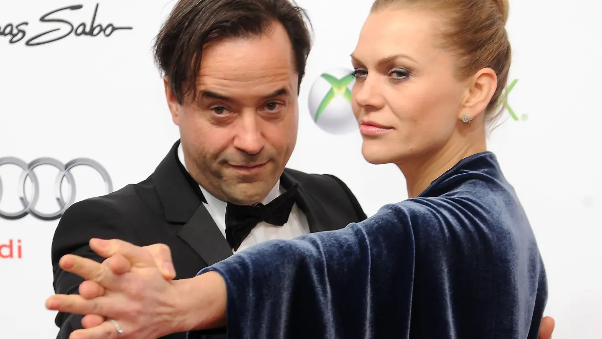ARCHIV - Der Schauspieler Jan Josef Liefers und seine Frau Anna Loos kommen am 19.01.2013 zum 40. Deutschen Filmball in den Bayerischen Hof in München (Bayern). Die Schauspielerin Anna Loos (42) hatte nach der Trennung von Bettina und Christian Wulff Mitleid mit den beiden. «Jede Trennung ist schlimm, vor allem für die Kinder. Aber wenn jeder Zentimeter Privatsphäre ausgeleuchtet und durchgekaut wird, muss es der absolute Horror sein», sagte Loos der «Berliner Zeitung» am 09.02.2013. Sie gab das Interview gemeinsam mit ihrem Mann, dem Tatort-Star Jan Josef Liefers (48). Foto: Tobias Hase/dpa +++(c) dpa - Bildfunk+++