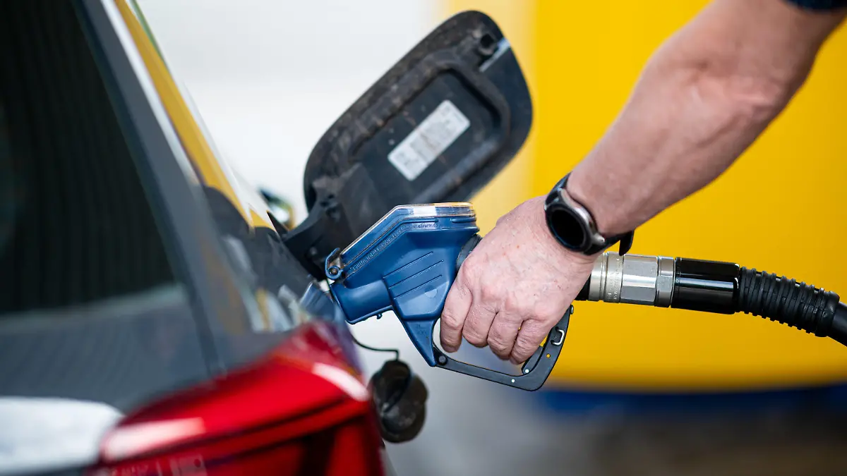 ARCHIV - 14.06.2022, Hamburg: Ein Mann betankt an einer Tankstelle sein Auto. Bei hohen Außentemperaturen sollte man das Volltanken vermeiden, denn Benzin und Diesel dehnen sich aus. Mit Veranstaltungen soll am 18. Juni 2022 am Tag der Verkehrssicherheit auf die Gefahren des Straßenverkehrs aufmerksam gemacht werden. Foto: Daniel Reinhardt/dpa +++ dpa-Bildfunk +++