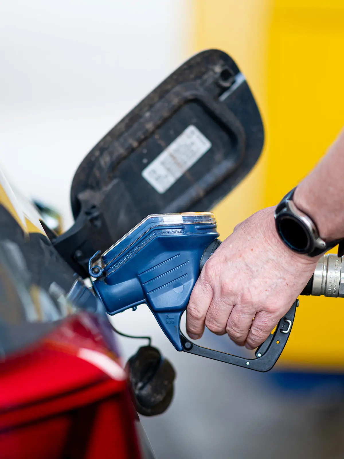 ARCHIV - 14.06.2022, Hamburg: Ein Mann betankt an einer Tankstelle sein Auto. Bei hohen Außentemperaturen sollte man das Volltanken vermeiden, denn Benzin und Diesel dehnen sich aus. Mit Veranstaltungen soll am 18. Juni 2022 am Tag der Verkehrssicherheit auf die Gefahren des Straßenverkehrs aufmerksam gemacht werden. Foto: Daniel Reinhardt/dpa +++ dpa-Bildfunk +++