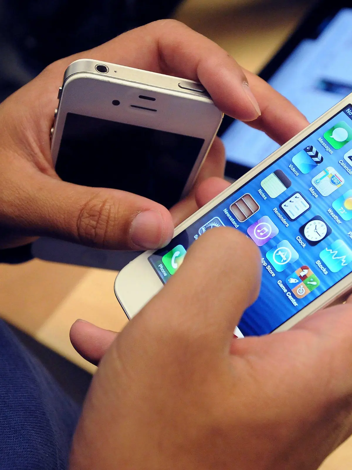 ARCHIV - Ein Kunde hält am 21.09.2012 im Apple Store in San Francisco ein iPhone 5 in der Hand.   Samsung weitet den weltweiten Patentkrieg mit Apple mit einem Angriff auf das neue iPhone 5 in den USA aus. Samsung beantragte am 01.10.2012, das jüngste Apple-Smartphone zu einer laufenden Klage in Kalifornien hinzuzufügen, in der es um insgesamt acht Patente geht. EPA/SUSANNA BATES (zu dpa "Samsung nimmt in Patentstreit auch iPhone 5 ins Visier« vom 02.10.2012)  +++(c) dpa - Bildfunk+++
