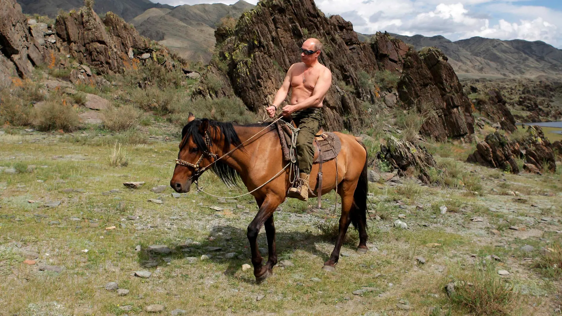 Russia's Prime Minister Vladimir Putin rides a horse in southern Siberia's Tuva region in this August 3, 2009 file photo. Russians will go to the polls on March 4, 2012, to choose one of five candidates to be their new president. Picture taken August 3, 2009. REUTERS/RIA Novosti/Pool/Alexei Druzhinin (RUSSIA - Tags: POLITICS ANIMALS ENVIRONMENT ELECTIONS)