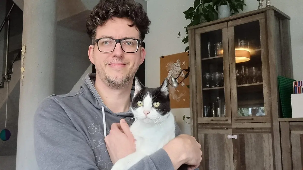 Tobias Welz mit seiner Katze Lilly - die beiden haben sich jahrelang nicht gesehen.