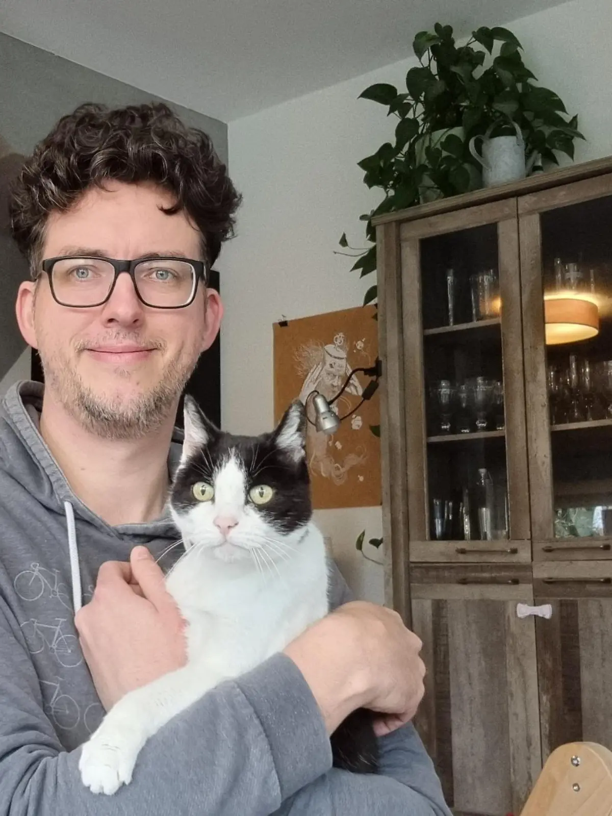 Tobias Welz mit seiner Katze Lilly - die beiden haben sich jahrelang nicht gesehen.