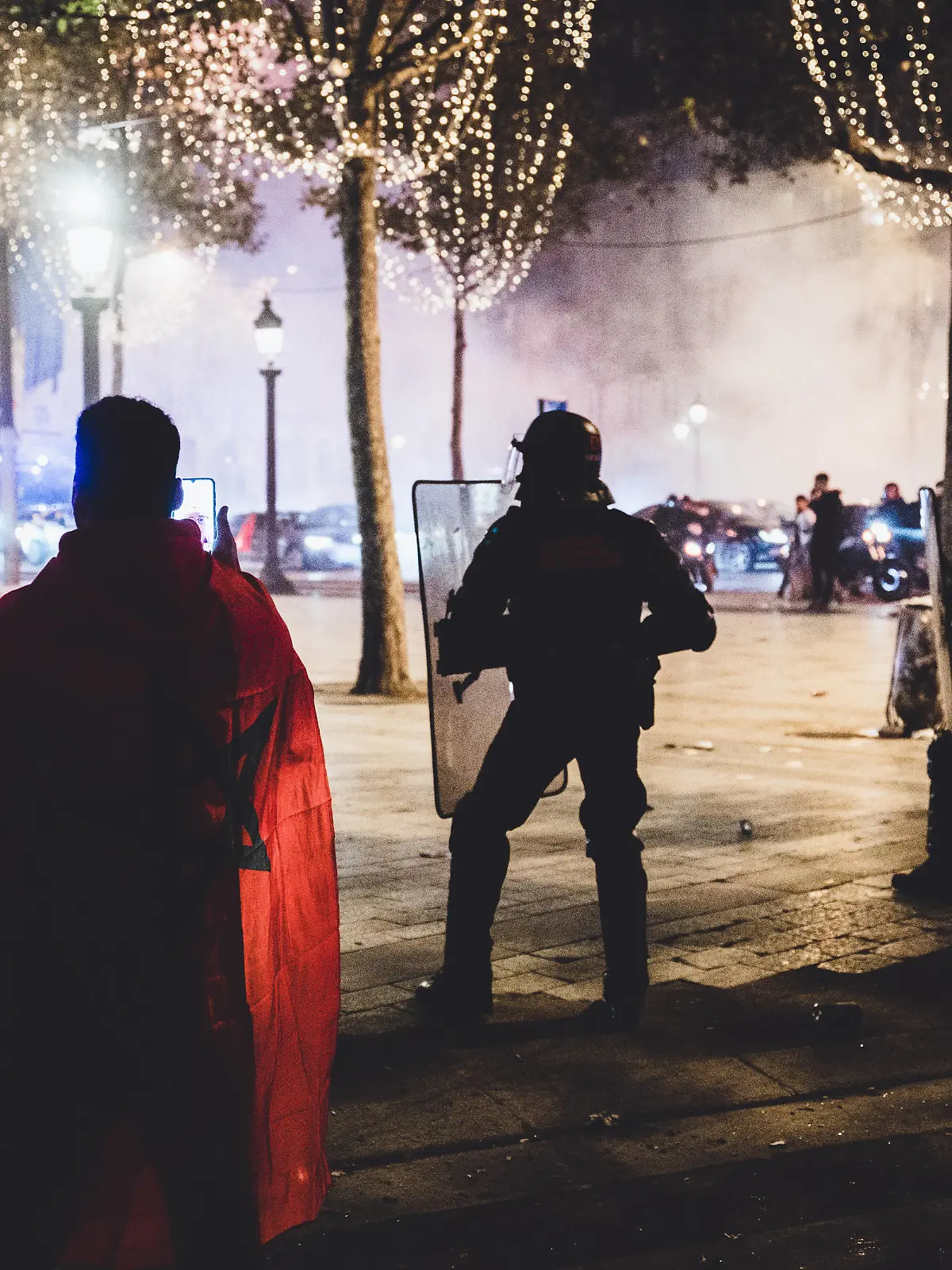 Moroccan Football Team Supporters Celebrate Victory In Paris In the late evening clashes broke out with police and supporters of the Moroccan national football team and members of the Moroccan community celebrate their team s victory in the round of 16 of the 2022 World Cup and their historic qualification for the quarter-finals on the avenue des Champs-Elysees in Paris on December 6, 2022. Paris France PUBLICATIONxNOTxINxFRA Copyright: xSamuelxBoivinx originalFilename:boivin-moroccan221207_npRBI.jpg 