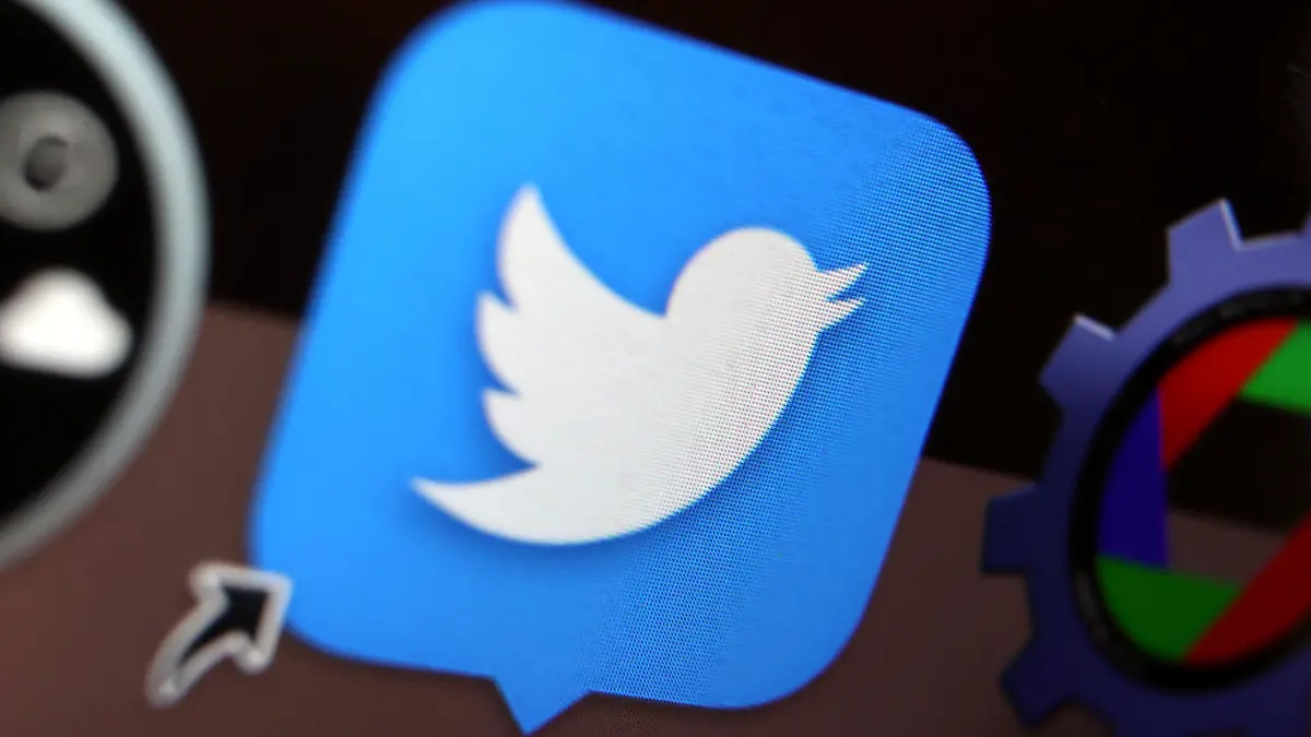 ARCHIV - 26.04.2022, Bayern, Kempten: Das Logo von Twitter auf dem Display eines Laptops. (zu dpa "Neue Abo-Regelung führt zu Fake-Accounts von Promis auf Twitter") Foto: Karl-Josef Hildenbrand/dpa +++ dpa-Bildfunk +++