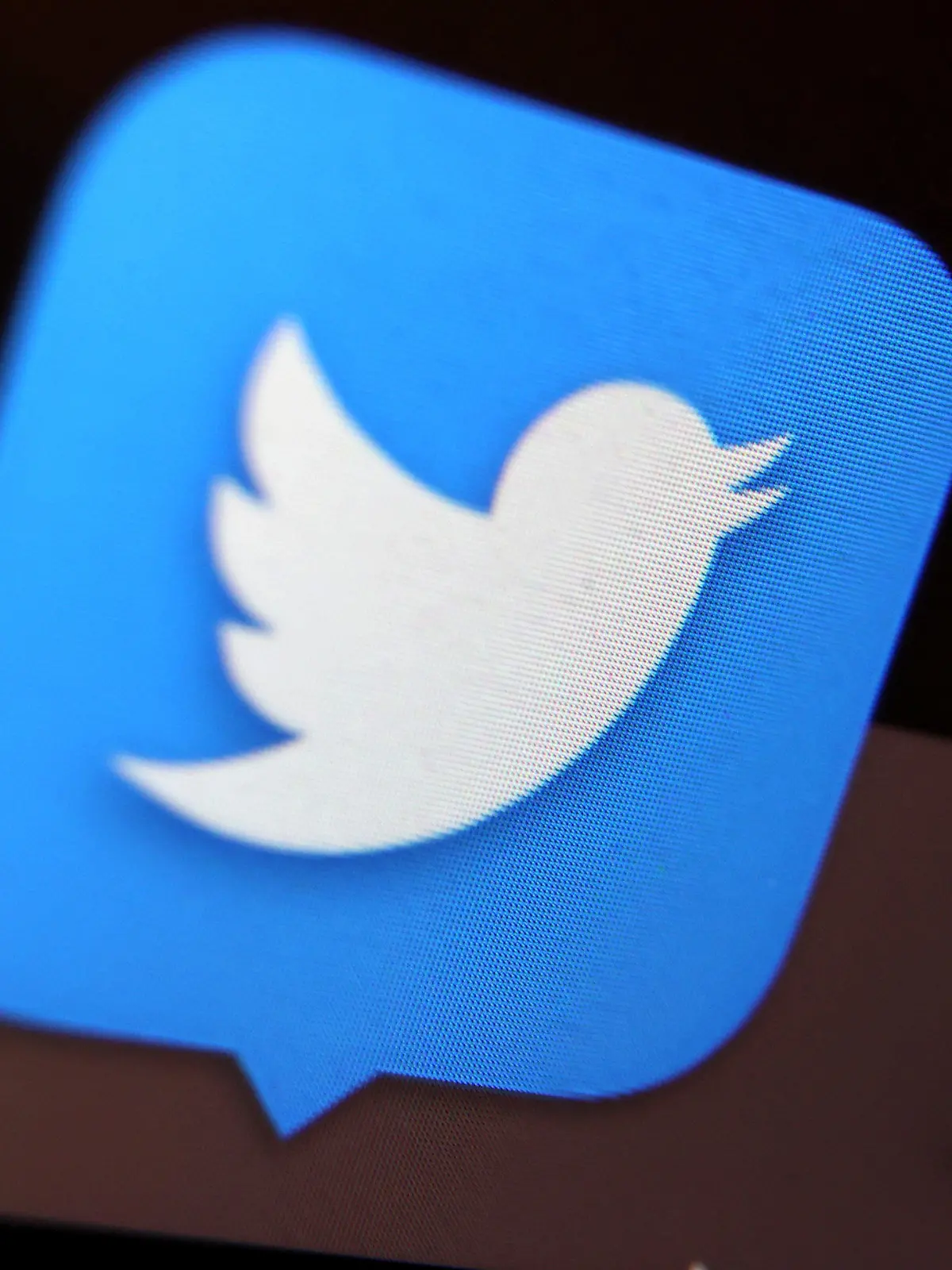 ARCHIV - 26.04.2022, Bayern, Kempten: Das Logo von Twitter auf dem Display eines Laptops. (zu dpa "Neue Abo-Regelung führt zu Fake-Accounts von Promis auf Twitter") Foto: Karl-Josef Hildenbrand/dpa +++ dpa-Bildfunk +++