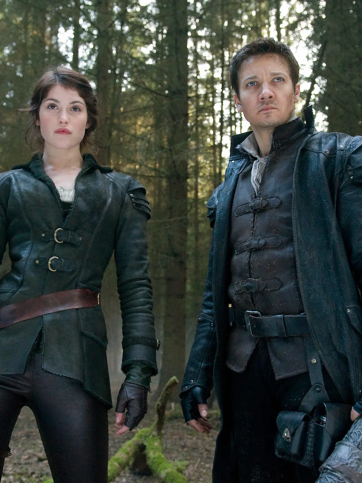 HANDOUT - Jeremy Renner als Hänsel und Gemma Arterton als Gretel in einer Szene des Kinofilms "Hänsel und Gretel: Hexenjäger" (undatierte Filmszene). Der Fantasy-Streifen kommt am Donnerstag (28.02.2013) in die deutschen Kinos. Foto: Paramount/David Appleby (zu dpa-Kinostarts vom 21.02.2013 - ACHTUNG: Nur zur redaktionellen Verwendung im Zusammenhang mit der Berichterstattung über den Film und bei vollständiger Nennung der Quelle bis 29.08.2013) +++(c) dpa - Bildfunk+++