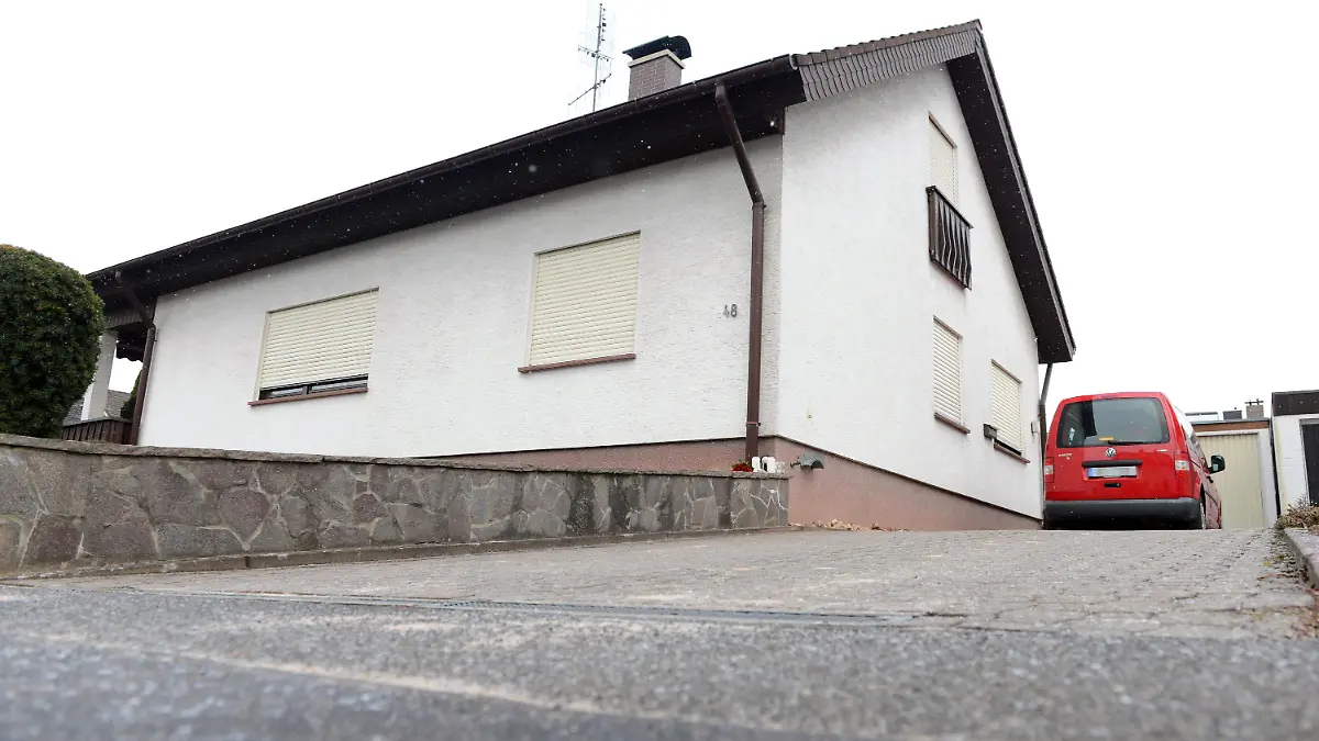 Blick auf ein Einfamilienhaus in Aschaffenburg (Bayern), aufgenommen am 22.02.2013. In dem Haus im Stadtteil Damm wurden am Donnerstagabend (21.02.2013) die Leichen zweier kleiner Mädchen gefunden. Die Mutter der Kinder wurde mit Verletzungen in ein Krankenhaus gebracht. Bisher ist noch völlig unklar, wie die Kinder ums Leben kamen. Foto: Arne Dedert/dpa (zu dpa 0119 vom 22.02.2013) +++(c) dpa - Bildfunk+++