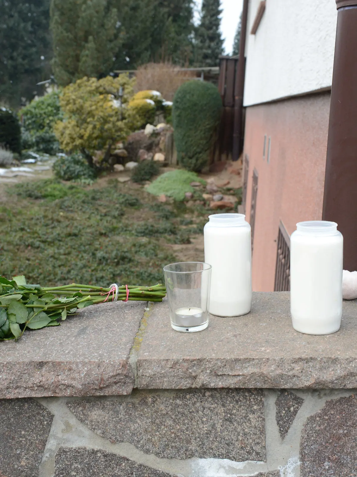 Kerzen, Blumen und ein Plüschtier liegen am 22.02.2013 vor einem Einfamilienhaus in Aschaffenburg (Bayern). In dem Haus im Stadtteil Damm wurden am Donnerstagabend (21.02.2013) die Leichen zweier kleiner Mädchen gefunden. Die Mutter der Kinder wurde mit Verletzungen in ein Krankenhaus gebracht. Bisher ist noch völlig unklar, wie die Kinder ums Leben kamen. Foto: Arne Dedert/dpa (zu dpa 0119 vom 22.02.2013) +++(c) dpa - Bildfunk+++