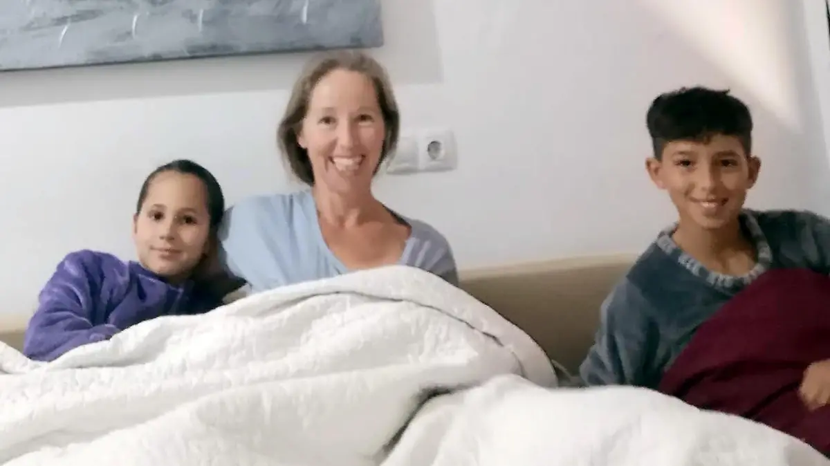 SONDERKONDITIONEN: Satzpreis!
Pictured Bernie Watkins with her children Frankie and Caden. A mum still shares a bed with her two pre-teen kids and says it's not weird at all - it's actually the reason they share such a close bond. See SWNS story SWSYcosleep. Bernie Watkins, 49, has co-slept with her children since they were born - and ten and 12 years on she still does. The single mum said Frankie, 10, and Caden, 12, both have their own rooms and beds but have always opted to share her king-sized one. Bernie, who lives in Grenada, Spain, but is originally from Childwall, Liverpool, says it's not weird at all - it's "totally natural" and the kids have never wanted to stop. In fact, Bernie said bedtime is the best part of their days - because they can all snuggle up and have chat before falling asleep side by side. The freelance copywriter said: "We have always been in a bed together - right from when they were newborns and I didn't want to leave them in a different room on their own. "They can stop when they want and have their own rooms but have always preferred to sleep with me.?  / action press