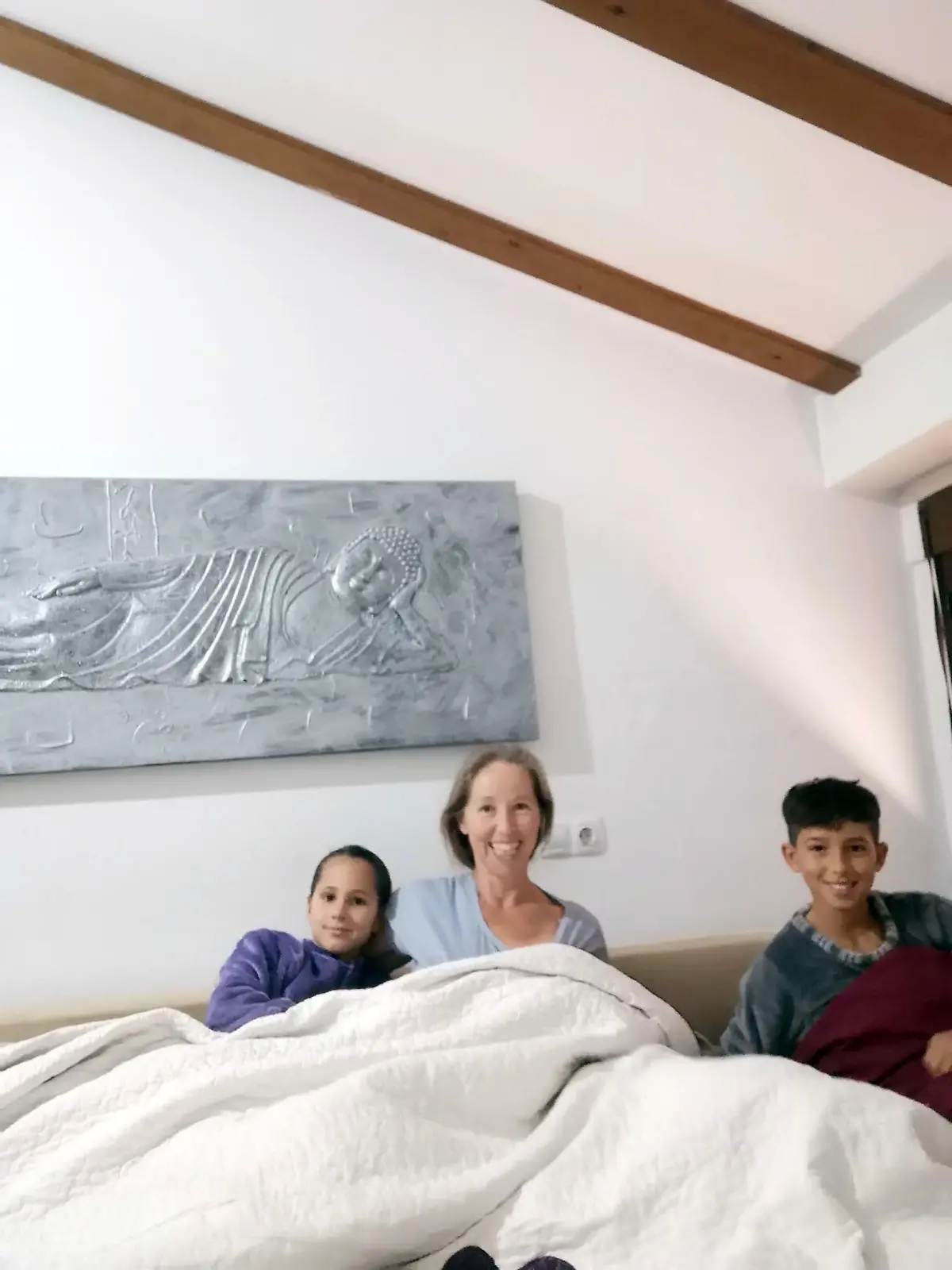 SONDERKONDITIONEN: Satzpreis!
Pictured Bernie Watkins with her children Frankie and Caden. A mum still shares a bed with her two pre-teen kids and says it's not weird at all - it's actually the reason they share such a close bond. See SWNS story SWSYcosleep. Bernie Watkins, 49, has co-slept with her children since they were born - and ten and 12 years on she still does. The single mum said Frankie, 10, and Caden, 12, both have their own rooms and beds but have always opted to share her king-sized one. Bernie, who lives in Grenada, Spain, but is originally from Childwall, Liverpool, says it's not weird at all - it's "totally natural" and the kids have never wanted to stop. In fact, Bernie said bedtime is the best part of their days - because they can all snuggle up and have chat before falling asleep side by side. The freelance copywriter said: "We have always been in a bed together - right from when they were newborns and I didn't want to leave them in a different room on their own. "They can stop when they want and have their own rooms but have always preferred to sleep with me.?  / action press