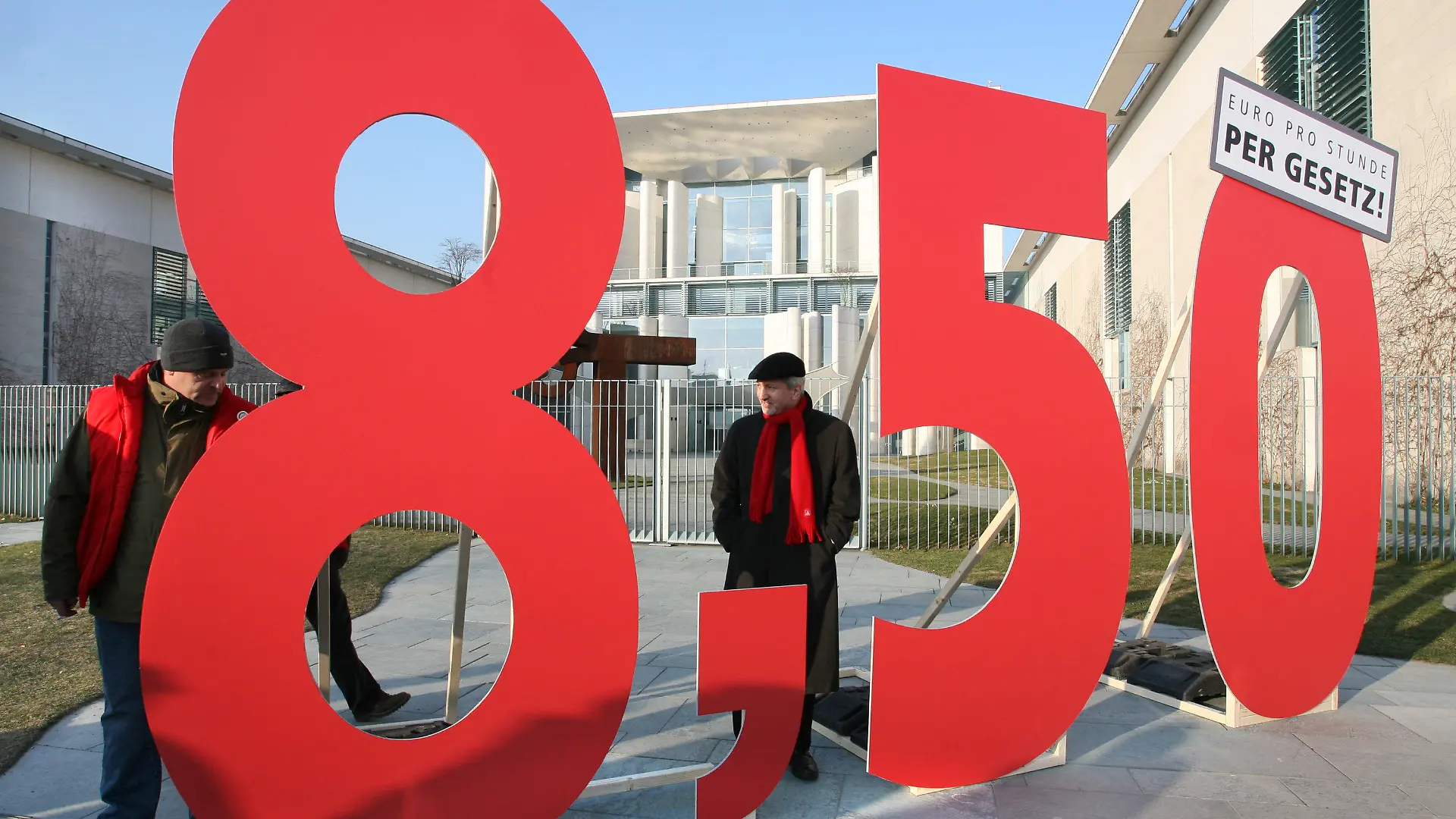 ARCHIV - "8,50" steht in großen Ziffern vor dem Bundeskanzleramt in Berlin, die für einen Mindestlohn von 8,50 Euro stehen (Foto vom 23.02.2011). Angesichts der neuen Mehrheitsverhältnisse im Bundesrat wollen Baden-Württemberg und Rheinland-Pfalz einen neuen Anlauf zur Einführung eines flächendeckenden gesetzlichen Mindestlohns starten. Eine entsprechende Gesetzesinitiative solle am 1. März in die Länderkammer eingebracht werden, teilte die Stuttgarter Sozialministerin Katrin Altpeter (SPD) am 19.02.2013 mit. Die Initiative sieht die Einführung eines Mindestlohns in Höhe von mindestens 8,50 Euro pro Stunde vor. Foto: Stephanie Pilick/dpa (zu dpa-Meldung vom 19.02.2013) +++(c) dpa - Bildfunk+++
