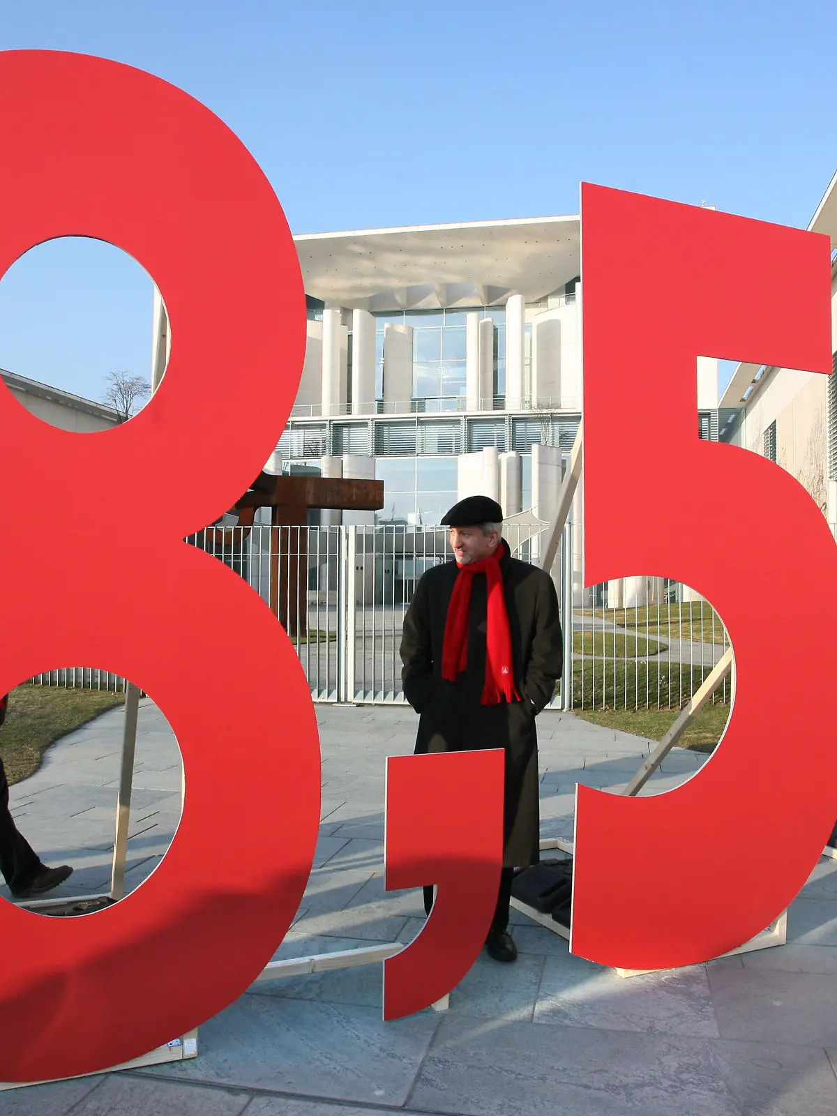 ARCHIV - "8,50" steht in großen Ziffern vor dem Bundeskanzleramt in Berlin, die für einen Mindestlohn von 8,50 Euro stehen (Foto vom 23.02.2011). Angesichts der neuen Mehrheitsverhältnisse im Bundesrat wollen Baden-Württemberg und Rheinland-Pfalz einen neuen Anlauf zur Einführung eines flächendeckenden gesetzlichen Mindestlohns starten. Eine entsprechende Gesetzesinitiative solle am 1. März in die Länderkammer eingebracht werden, teilte die Stuttgarter Sozialministerin Katrin Altpeter (SPD) am 19.02.2013 mit. Die Initiative sieht die Einführung eines Mindestlohns in Höhe von mindestens 8,50 Euro pro Stunde vor. Foto: Stephanie Pilick/dpa (zu dpa-Meldung vom 19.02.2013) +++(c) dpa - Bildfunk+++