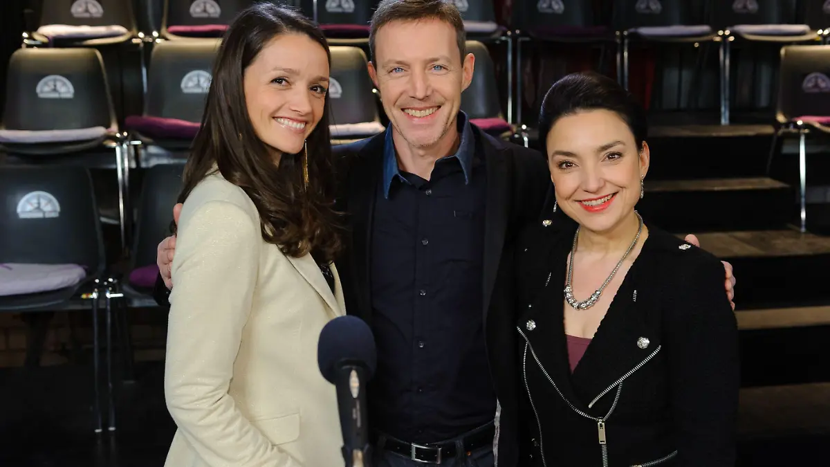 Auf einer Pressekonferenz geben (v.li.) Jenny (Kaja Schmidt-Tychsen), David (Andreas Hofer) und Simone (Tatjana Clasing) die Geburt der Academy bekannt.