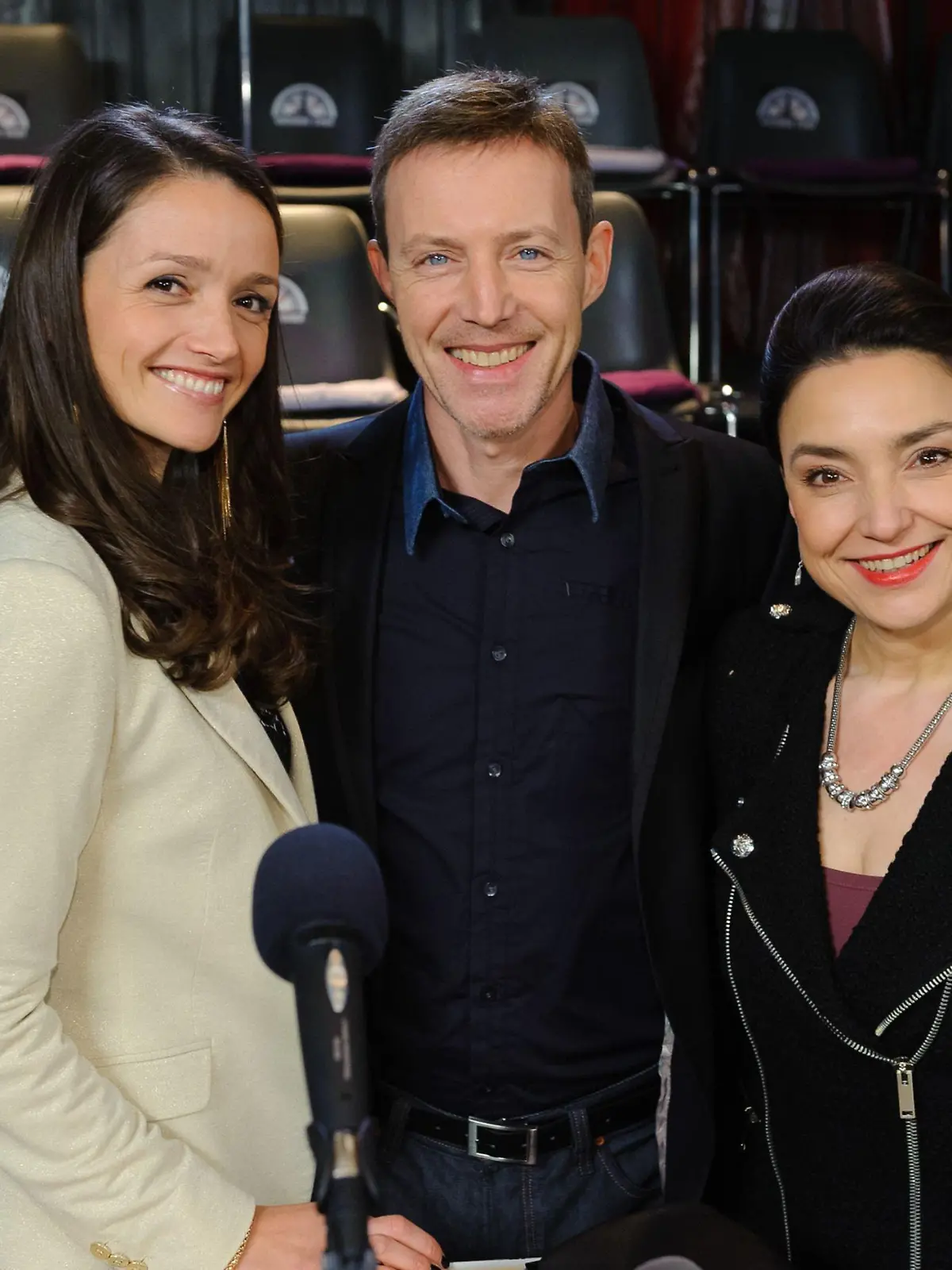 Auf einer Pressekonferenz geben (v.li.) Jenny (Kaja Schmidt-Tychsen), David (Andreas Hofer) und Simone (Tatjana Clasing) die Geburt der Academy bekannt.