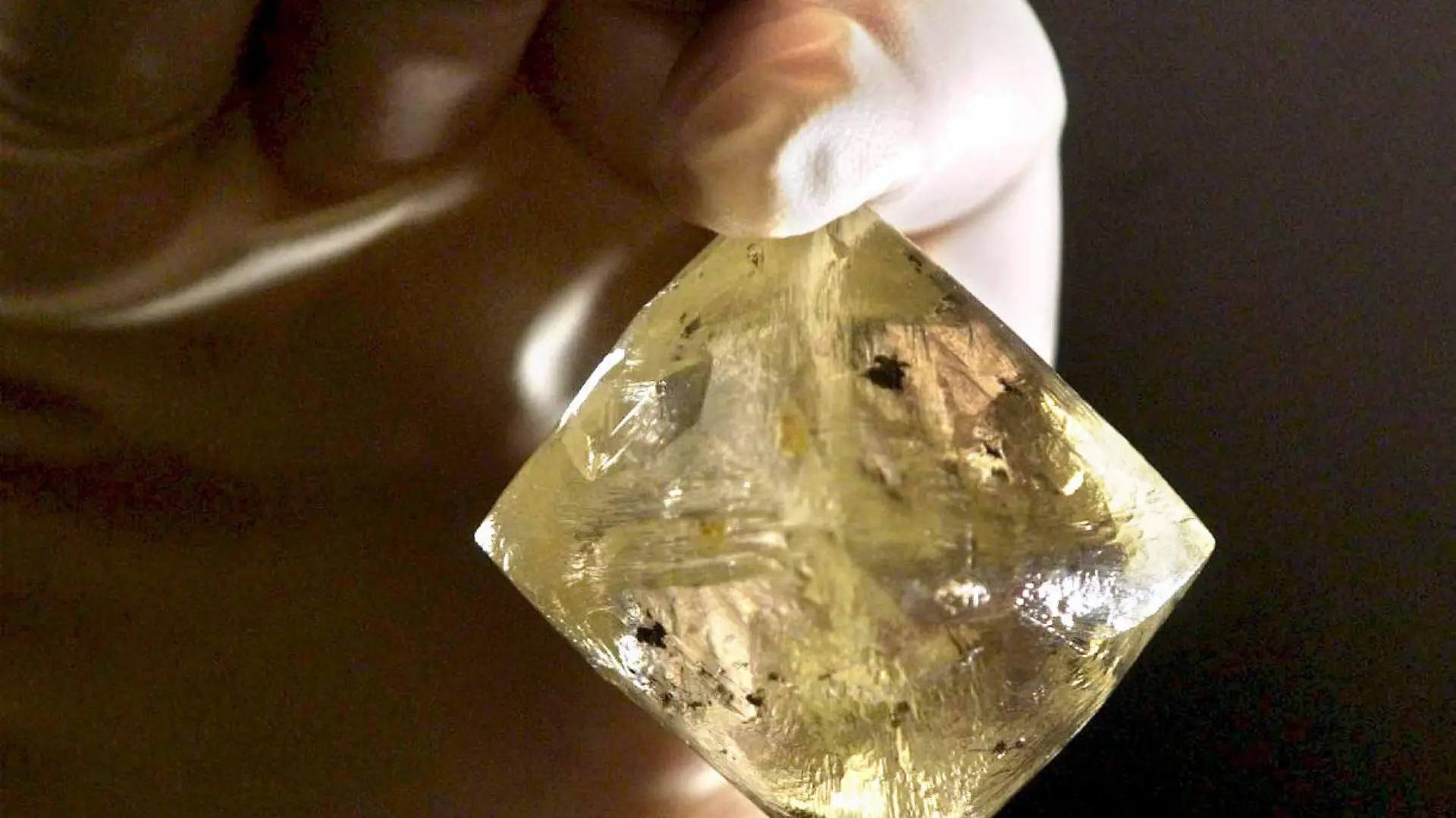ARCHIV - Ein ungeschliffener Diamant mit einem Rohgewicht von 616 Karat wird im Natural History Museum in London gezeigt. Gold und wertvolle Diamanten haben Bewaffnete bei einem Überfall am Brüsseler Flughafen nach Medienberichten gestohlen. Wie der flämische Rundfunk am Dienstag meldete, soll sich der Wert des Diebesguts auf rund 350 Millionen Euro belaufen. Foto: Lindsey Parnaby/dpa (zu dpa 0068 vom 19.02.2013) +++(c) dpa - Bildfunk+++