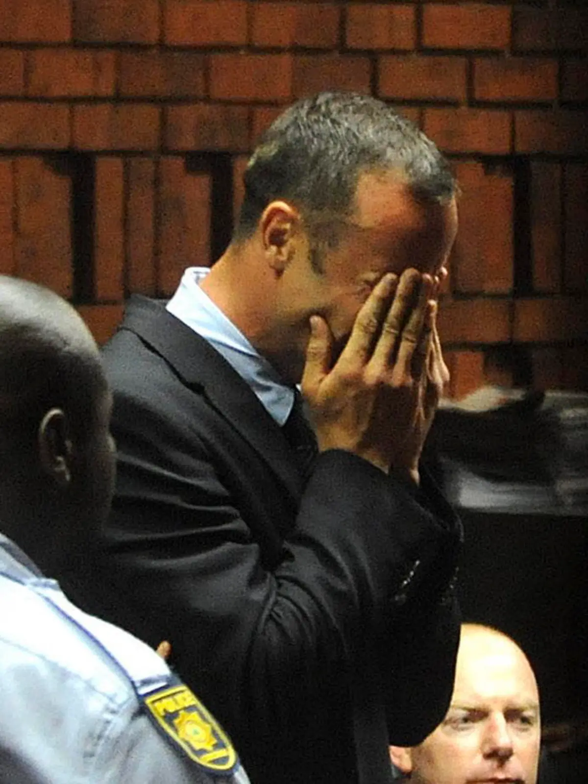 epa03585019 South African paralympic and Olympic sprinter Oscar Pistorius weeps as he appears in the Pretoria magistrates court after spending the night in police custody in Pretoria, South Africa 15 February 2013. Pistorius has been officially charged with murder. He was arrested 14 February 2013 for allegedly shooting and killing his girlfriend Reeva Steenkamp at his home in the Silverwoods security estate in Pretoria, South Africa. EPA/Antoine de Ras SOUTH AFRICA OUT +++(c) dpa - Bildfunk+++