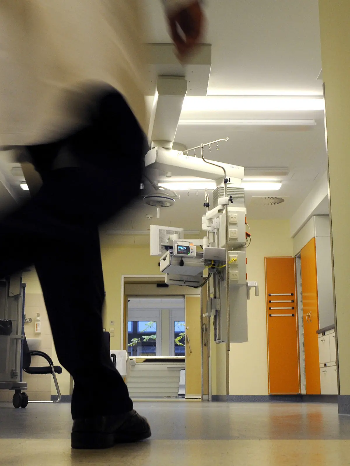 ARCHIV - Ein Oberarzt geht am 13.11.2009 durch die Zentrale Notaufnahme Altona (ZNA) in der Asklepios-Klinik Altona in Hamburg. Aus dem Krankenhaus in Hamburg-Altona ist eine Metallkiste mit der Leiche eines Säuglings verschwunden. Die Polizei ermittele wegen Diebstahls und Störung der Totenruhe, sagte Polizeisprecherin Sadowsky zu einem Bericht des «Hamburger Abendblattes» (Mittwochausgabe). Foto: Marcus Brandt dpa/lno (zu lno 0053 vom 18.10.2011)  +++(c) dpa - Bildfunk+++