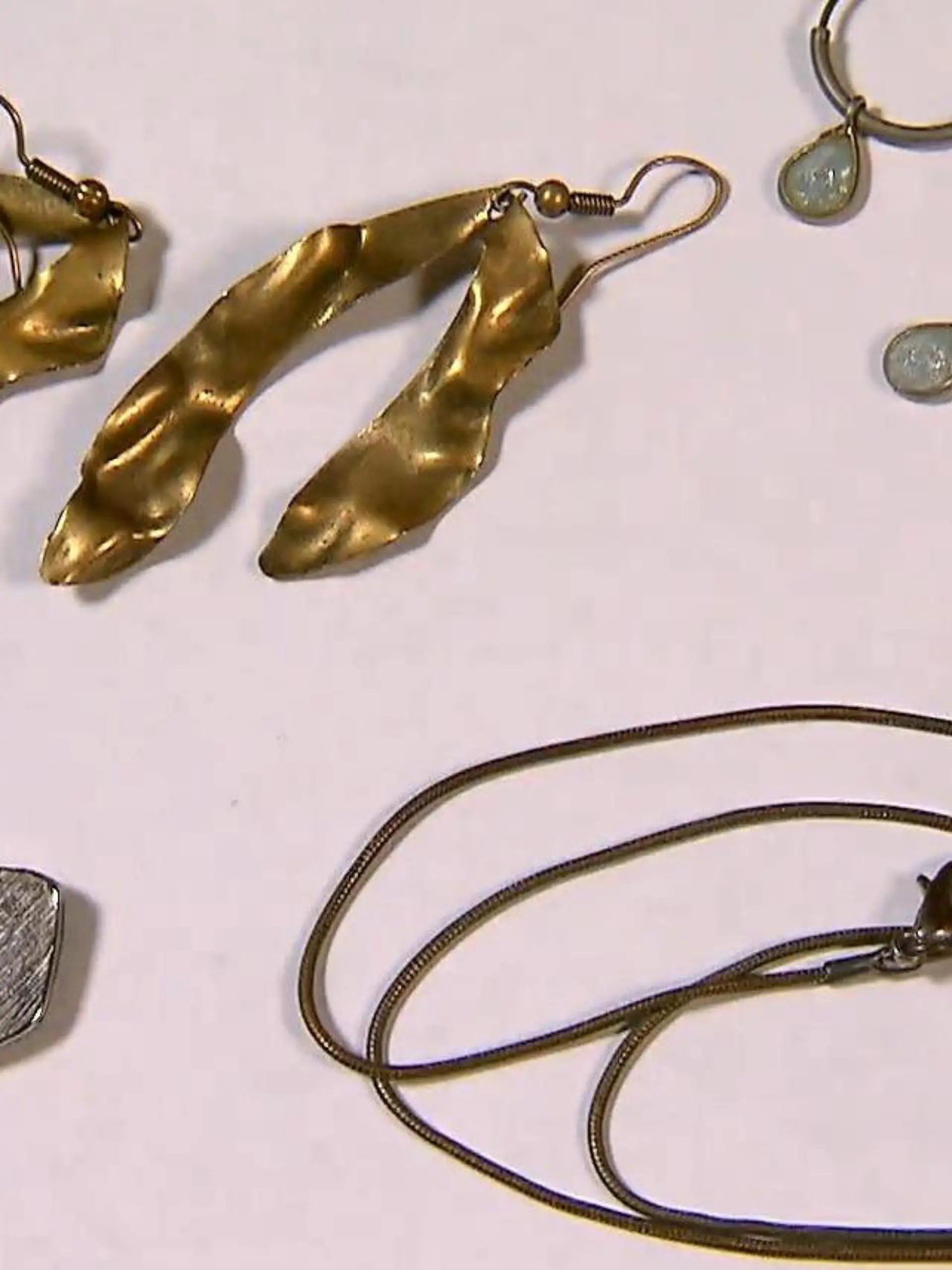 Wie Sie Ihren Silberschmuck wieder zum Strahlen brinden und weitere Tippsund Tricks um Kleidung und Accessoires neues Leben einzuhauchen.