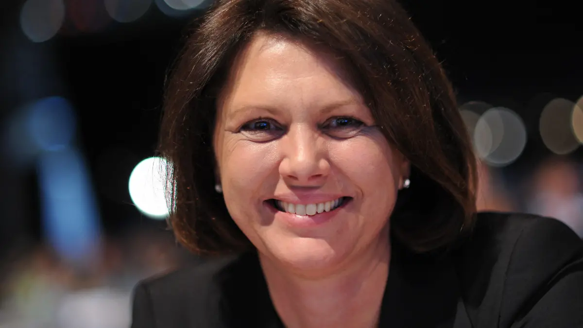 (ACHTUNG - Sperrfrist 16. Februar 2400) Bundeslandwirtschaftsministerin Ilse Aigner nimmt am 20.10.2012 am Parteitag der CSU in München (Bayern) teil. Aigner (CSU) hat im Pferdefleisch-Skandal eine rasche Aufklärung gefordert. Foto: Andreas Gebert/dpa (zu dpa:Aigner fordert rasche Aufklärung im Pferdefleisch-Skandal) +++(c) dpa - Bildfunk+++