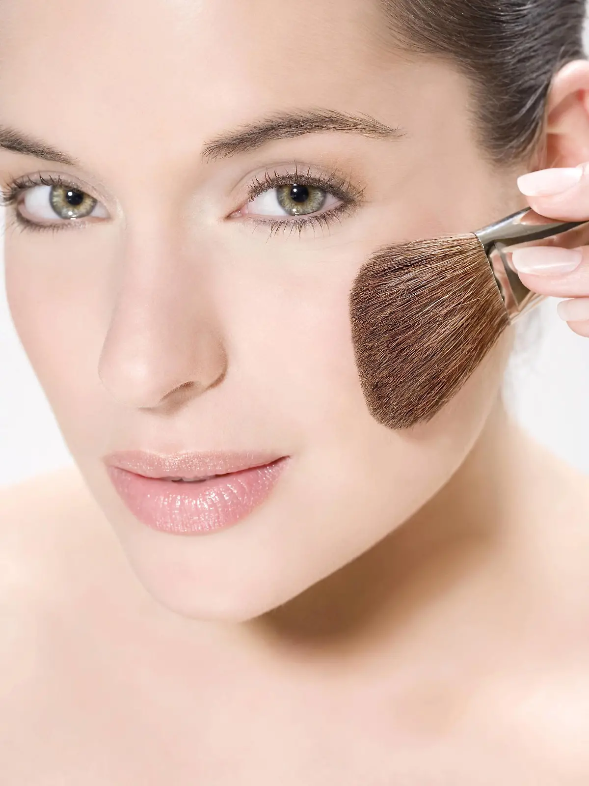 Frau traegt mit Pinsel Makeup auf | woman putting on makeup with a brush