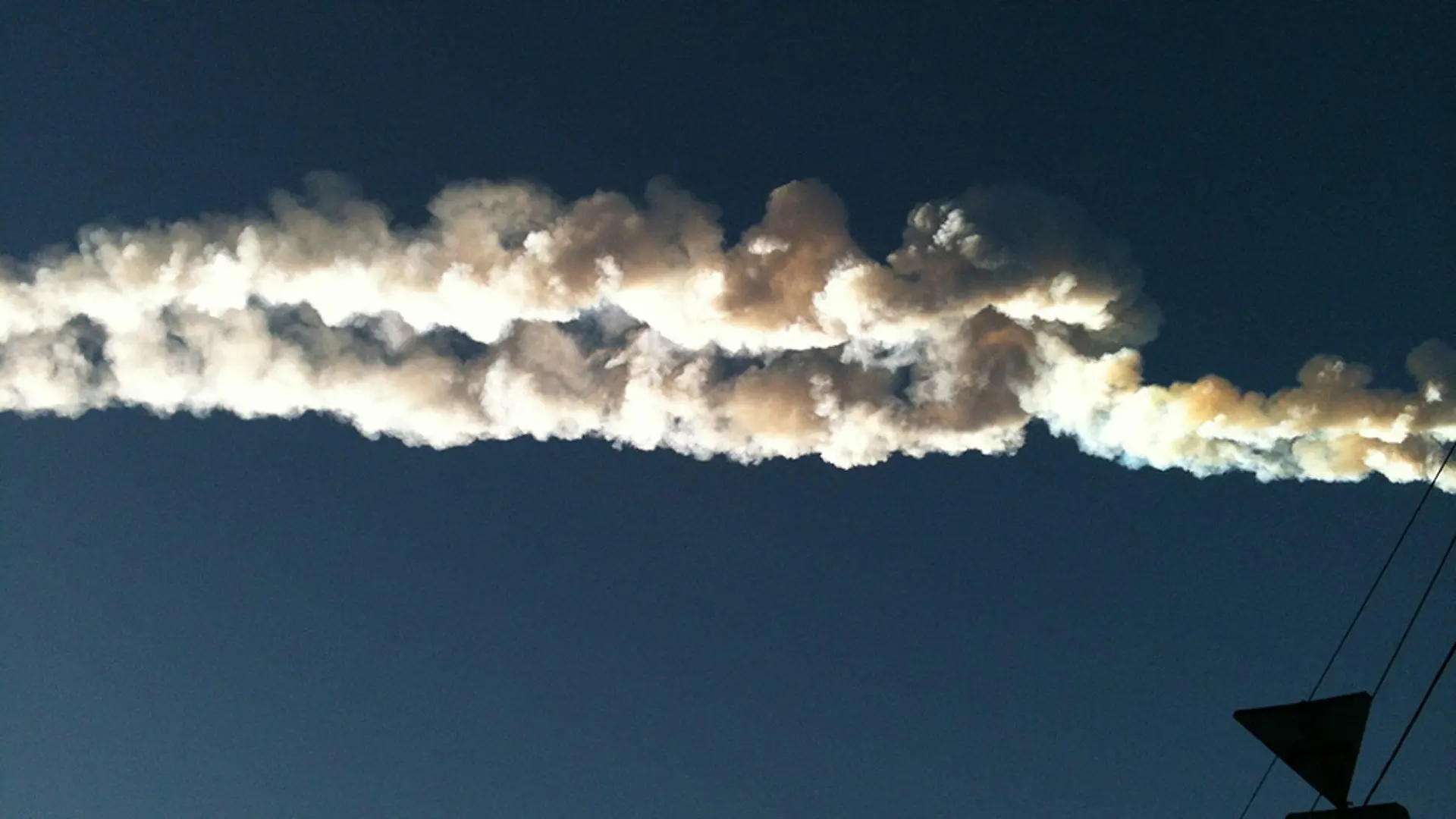 ITAR-TASS: CHELYABINSK, RUSSIA, FEBRUARY 15, 2013. A white contrail left by a meteor over Chelyabinsk. (Photo ITAR-TASS / Viktoria Gorbunova) +++(c) dpa - Bildfunk+++