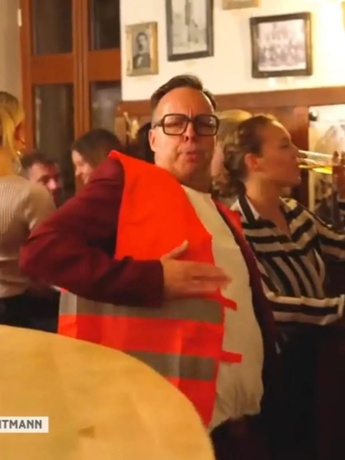Bild zu: "Klappstuhl Till singt Satire-Song"