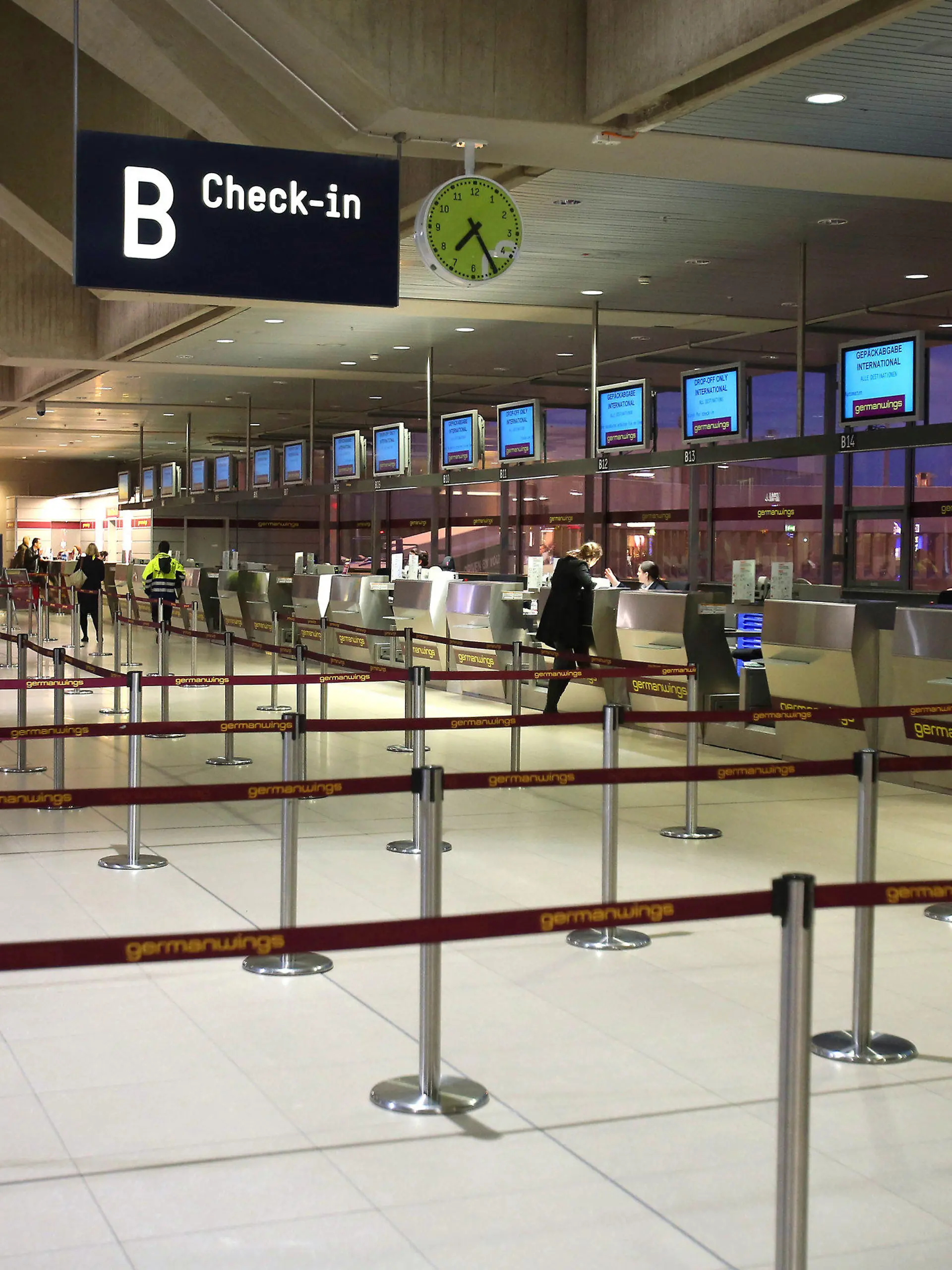 Eine Frau steht am 15.02.2013 in Köln (Nordrhein-Westfalen) am Check-in-Schalter. Das Sicherheitspersonal am Flughafen Köln/Bonn streikt. Die meisten der geplanten Flüge fallen aus. Foto: Oliver Berg/dpa +++(c) dpa - Bildfunk+++