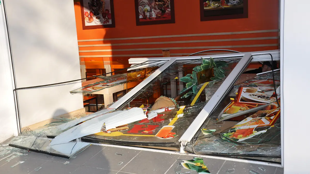Damage to a pancake bar caused by a meteor shower is seen in the town of Kopeisk, Chelyabinsk Region, Russia, on February 15, 2013. A meteorite landed in eastern Russia on Friday, causing damage to buildings and injuries, first news reports said. (Zu dpa "Dutzende Verletzte nach Meteoriteneinschlag in Russland"). (Photo ITAR-TASS / Yulia Airikh) +++(c) dpa - Bildfunk+++