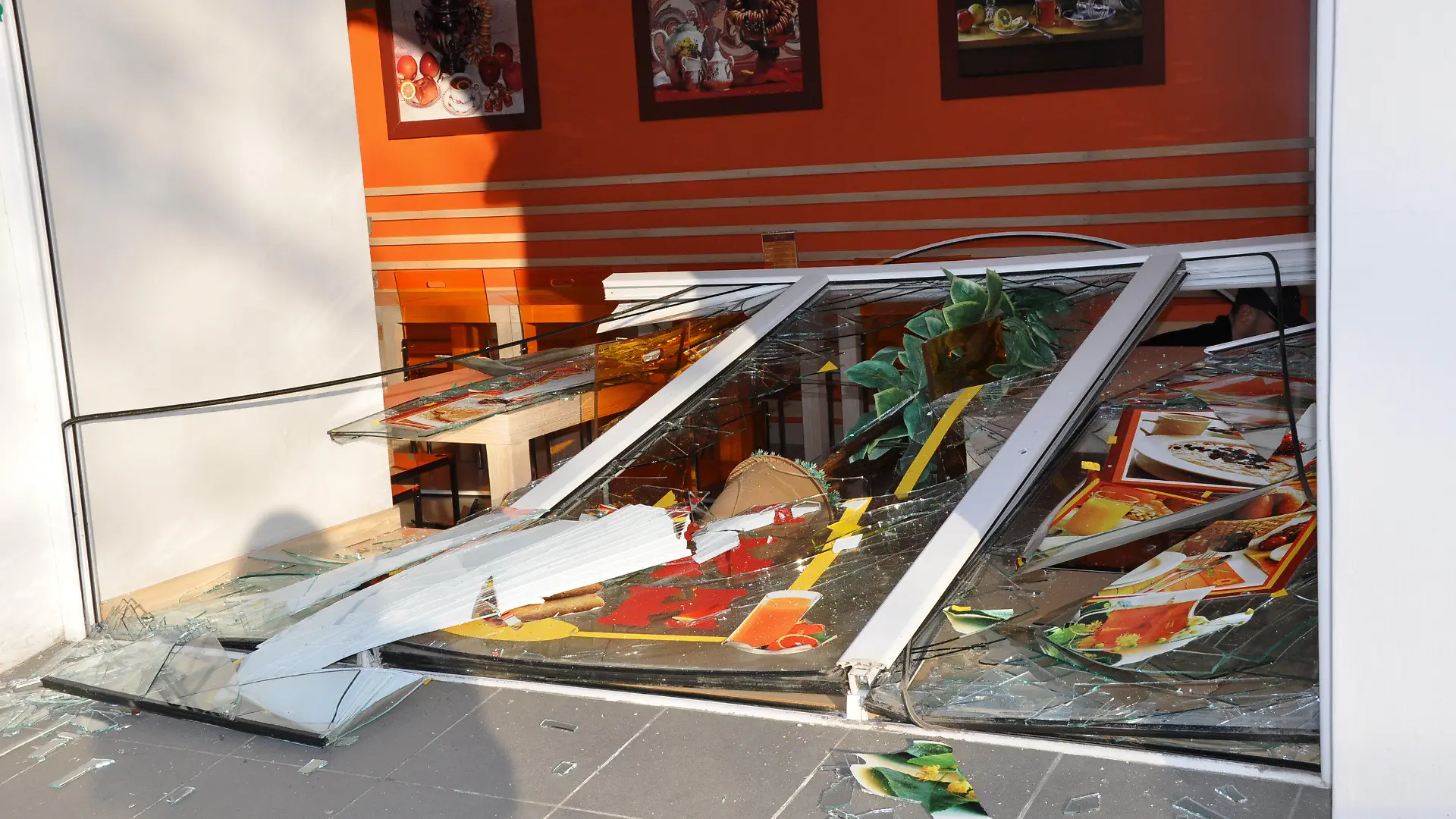 Damage to a pancake bar caused by a meteor shower is seen in the town of Kopeisk, Chelyabinsk Region, Russia, on February 15, 2013. A meteorite landed in eastern Russia on Friday, causing damage to buildings and injuries, first news reports said. (Zu dpa "Dutzende Verletzte nach Meteoriteneinschlag in Russland"). (Photo ITAR-TASS / Yulia Airikh) +++(c) dpa - Bildfunk+++