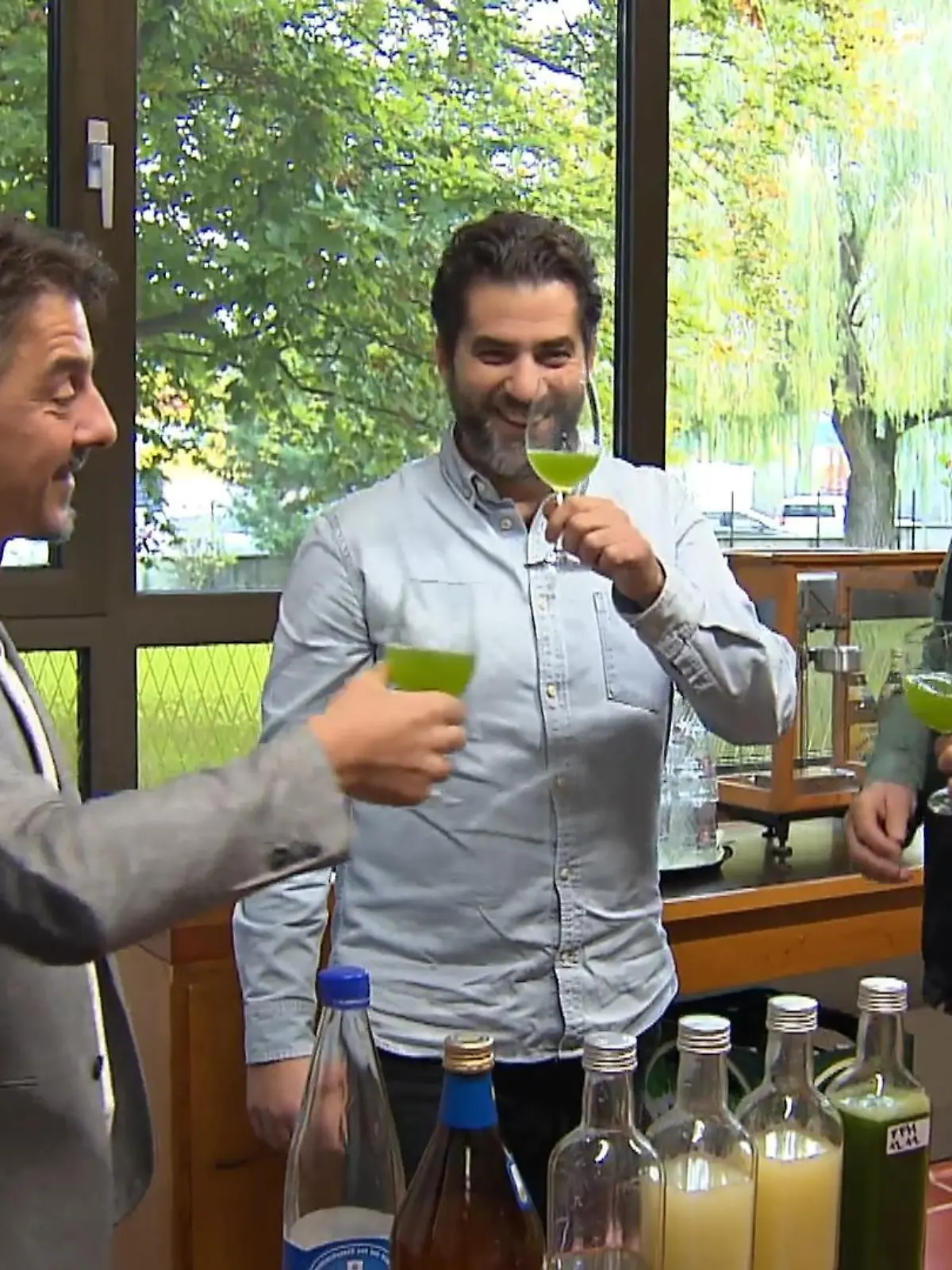 In Hessen gibt es bekanntlich viele kulinarische Spezialitäten. Ein allseits beliebter Spitzenreiter ist unbestritten die Grüne Soße im Rhein Main Gebiet. Genau diesen Klassiker haben jetzt die zwei Gastronomen Nico und Koray aus Frankfurt aufgepimpt: Sie machen aus den Kräutern der Soße nämlich eine spritzige Limonade. Mehr über die Herstellung und wie so eine Kräuterlimo schmeckt – im Video.