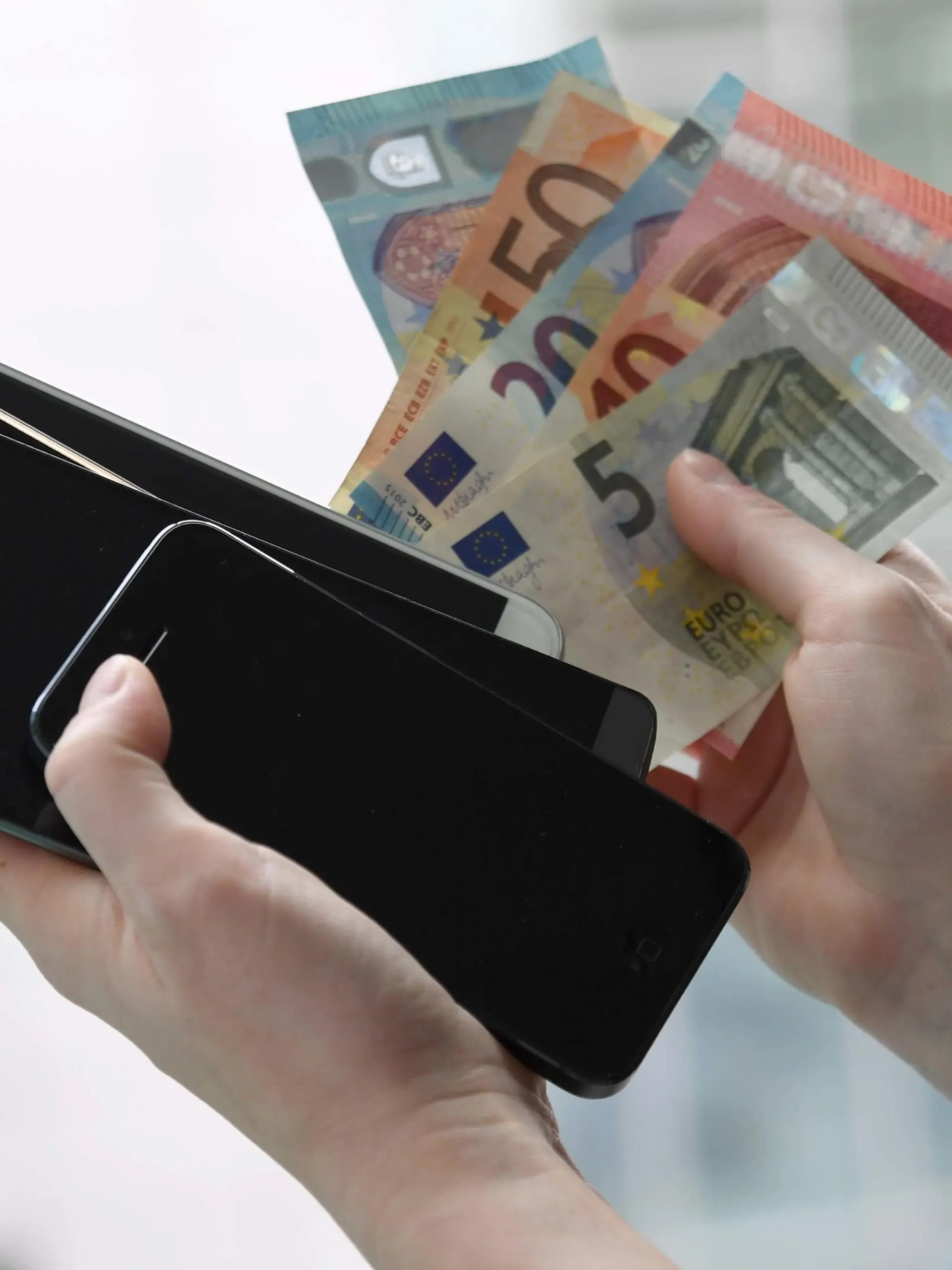 ARCHIV - Zum Themendienst-Bericht vom 29. März 2018: Ein älteres Smartphone in der Schublade bringt nichts. Bei Licht betrachtet, sind die Geräte oft noch mehr wert, als ihr Besitzer vielleicht denkt. (Archivbild vom 09.02.2017/Nur zur redaktionellen Verwendung durch Themendienst-Bezieher.) Foto: Karolin Krämer/dpa-tmn