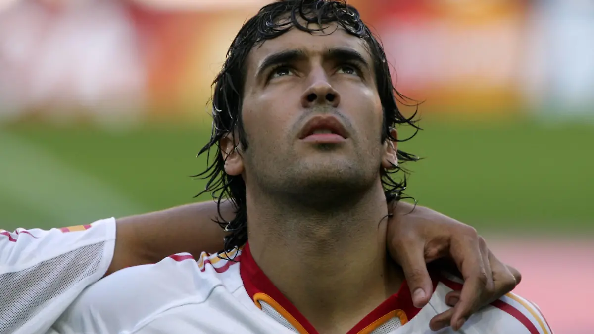 Bildnummer: 01201586 Datum: 20.06.2004 Copyright: imago/Ulmer
Raul Gonzalez (Spanien) während der Nationalhymne; Nationaltrikot, Vdig, quer, Hymne, Blick Euro 2004, Europameisterschaft, Länderspiel, Nationalmannschaft, Nationalteam, Gruppe A Lissabon Fußball EM Herren Mannschaft Porträt Randmotiv Personen