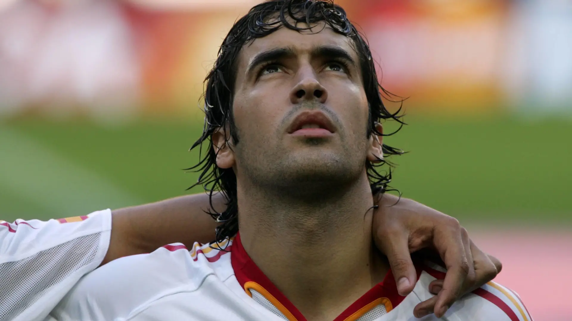 Bildnummer: 01201586  Datum: 20.06.2004  Copyright: imago/Ulmer
Raul Gonzalez (Spanien) während der Nationalhymne; Nationaltrikot, Vdig, quer, Hymne, Blick Euro 2004, Europameisterschaft, Länderspiel, Nationalmannschaft, Nationalteam, Gruppe A Lissabon Fußball EM Herren Mannschaft Porträt Randmotiv Personen