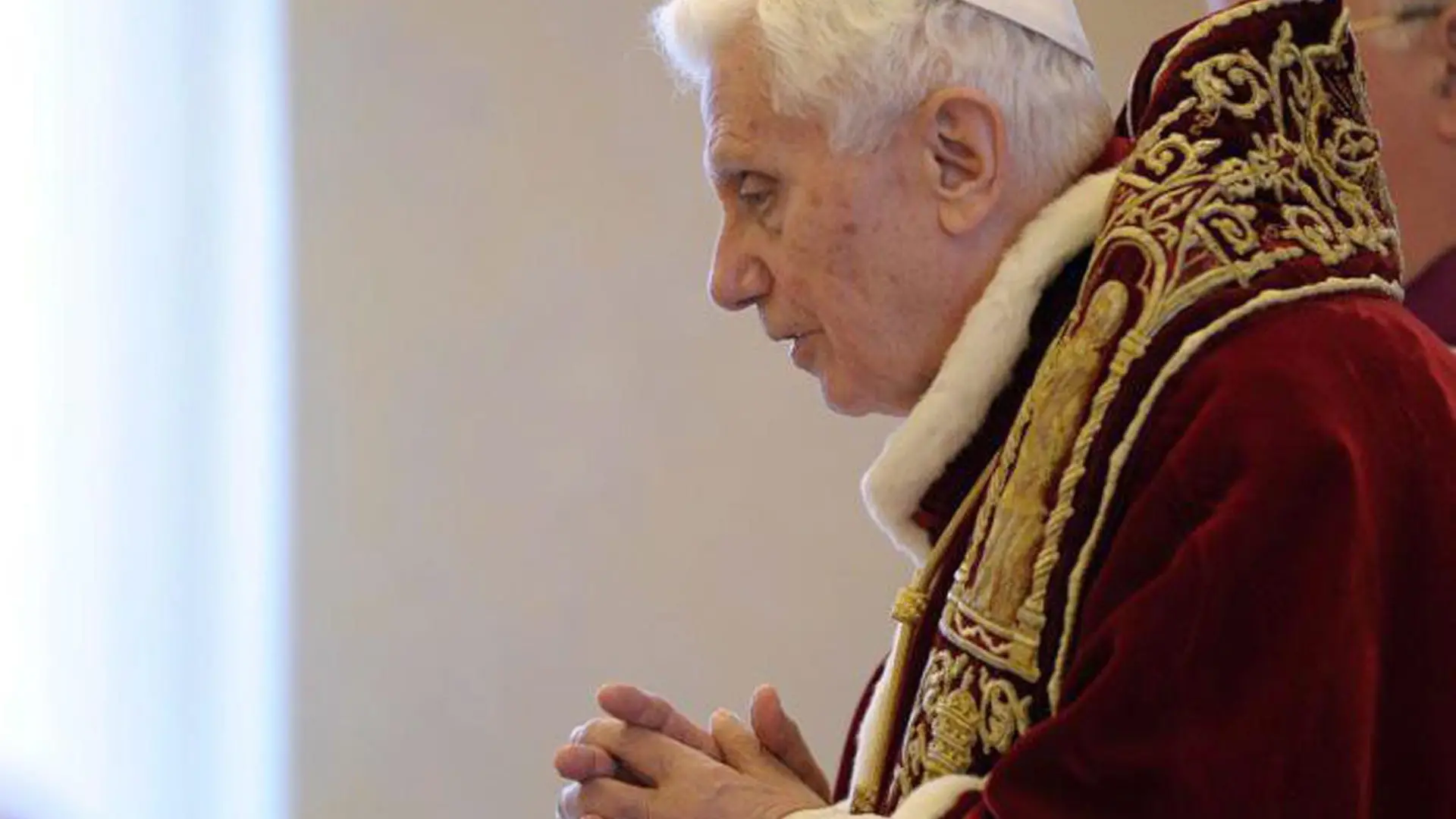 epa03578814 A handout photo prvided by the Vatican newspaper Osservatore Romano shows Pope Benedict XVI speaking during the Vatican Concistory in Vatican City, 11 February 2013. Pope Benedict XVI asked his brethren to forgive his defects as he announced his resignation for February 28. 'Brothers, I thank you most sincerely for all the love and work with which you have supported me in my ministry and I ask pardon for all my defects', the pope was quoted as saying. The announcement came during a Latin-language ceremony. He said he had long thought about his decision, which he said was for the good of the church. EPA/OSSERVATORE ROMANO / HANDOUT BEST QUALITY AVAILABLE HANDOUT EDITORIAL USE ONLY/NO SALES +++(c) dpa - Bildfunk+++