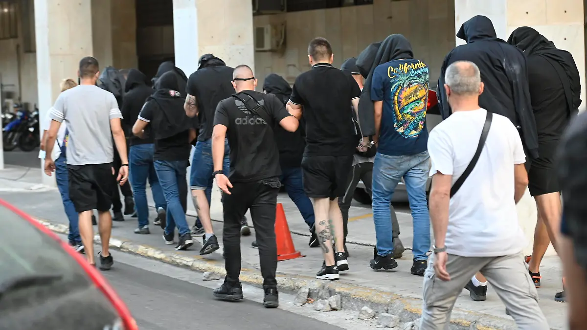 Griechenland, Vernehmung von Fans von Dinamo Zagreb in Athen RECORD DATE NOT STATED  Greece, Athens, 080823. The police brought in for questioning the arrested Dinamo fans who participated in yesterday s riots. Photo: Ronald Gorsic / CROPIX Copyright: xxRonaldxGorsicx privodenje_atena14-080823