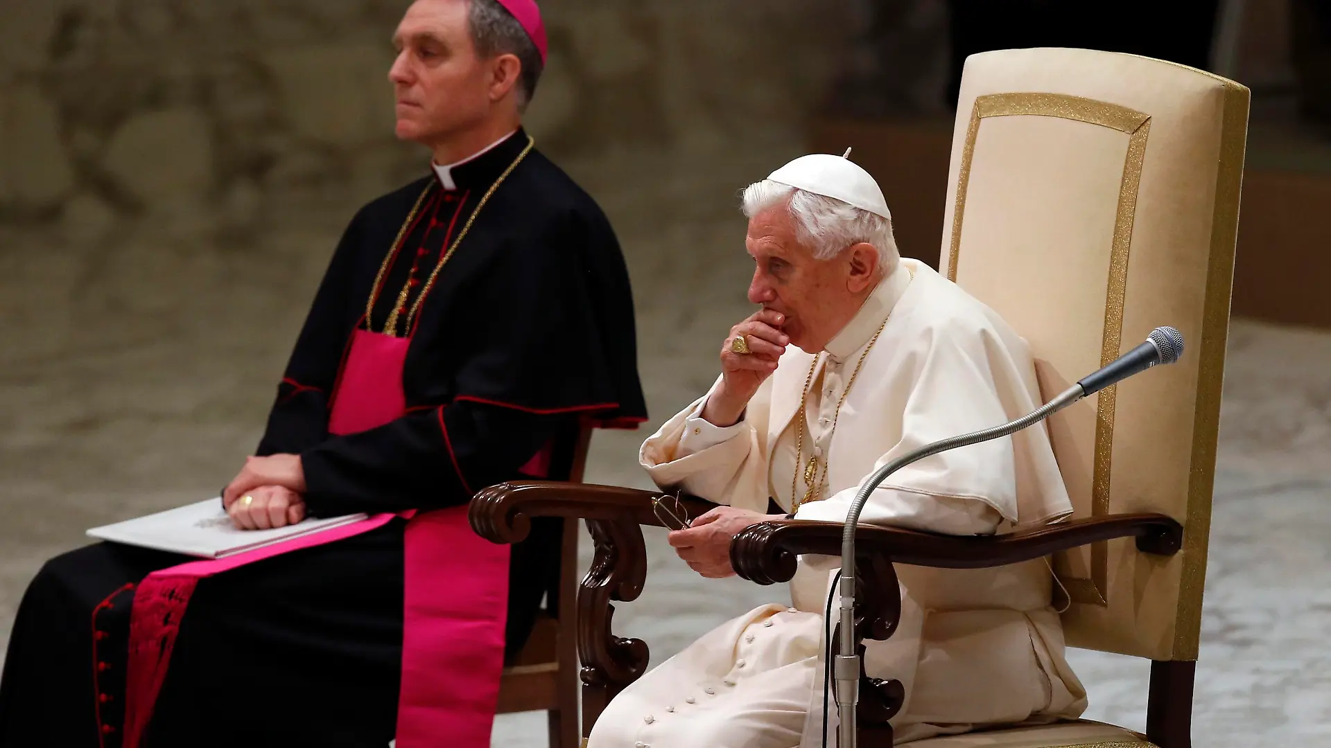 Pope Benedict XVI leads his Wednesday general audience in Paul VI hall at the Vatican February 13, 2013. Cardinals around the world began informal contacts to discuss who should next lead the Church through a period of major crisis and the Vatican said it planned a big send-off for Pope Benedict before he becomes the first pontiff in centuries to resign. REUTERS/Stefano Rellandini (VATICAN - Tags: RELIGION)