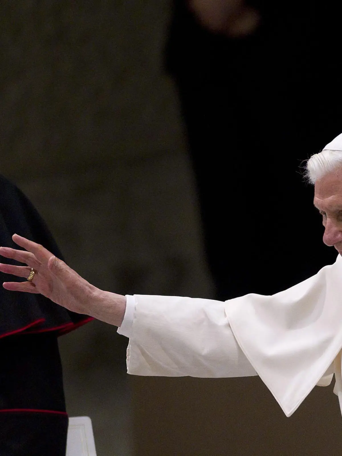 epa03581543 Making his first public appearance since announcing his resignation on 11 February, Pope Benedict XVI (R) arrives with arms outstretched as he greets the congregation at the start of his weekly Wednesday General Audience in Paul VI Hall, Vatican City, 13 February 2013. His resignation will take effect from 28 February after which the process of electing a new pontiff will begin. On left is Father George. EPA/CLAUDIO PERI +++(c) dpa - Bildfunk+++