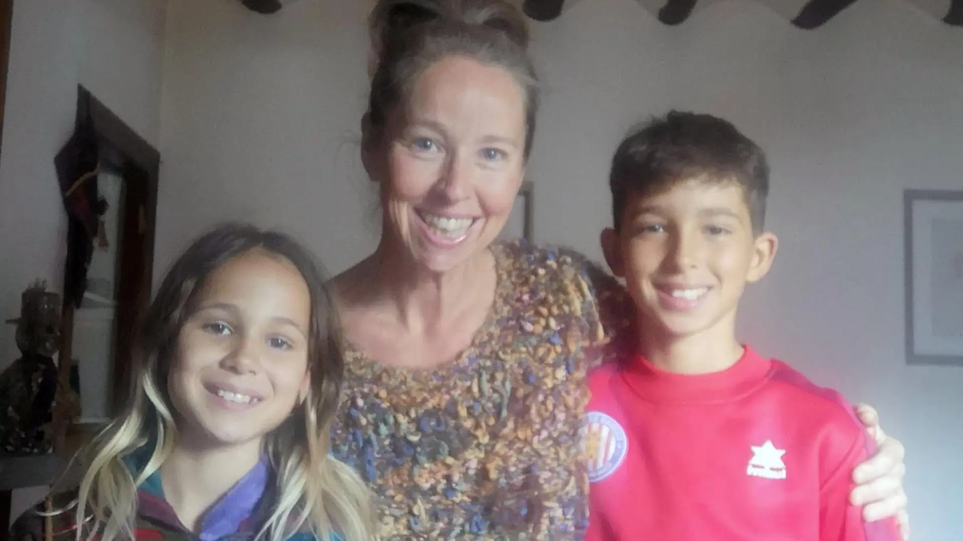 SONDERKONDITIONEN: Satzpreis!
Pictured Bernie Watkins with her children Frankie and Caden. A mum still shares a bed with her two pre-teen kids and says it's not weird at all - it's actually the reason they share such a close bond. See SWNS story SWSYcosleep. Bernie Watkins, 49, has co-slept with her children since they were born - and ten and 12 years on she still does. The single mum said Frankie, 10, and Caden, 12, both have their own rooms and beds but have always opted to share her king-sized one. Bernie, who lives in Grenada, Spain, but is originally from Childwall, Liverpool, says it's not weird at all - it's "totally natural" and the kids have never wanted to stop. In fact, Bernie said bedtime is the best part of their days - because they can all snuggle up and have chat before falling asleep side by side. The freelance copywriter said: "We have always been in a bed together - right from when they were newborns and I didn't want to leave them in a different room on their own. "They can stop when they want and have their own rooms but have always preferred to sleep with me.? / action press